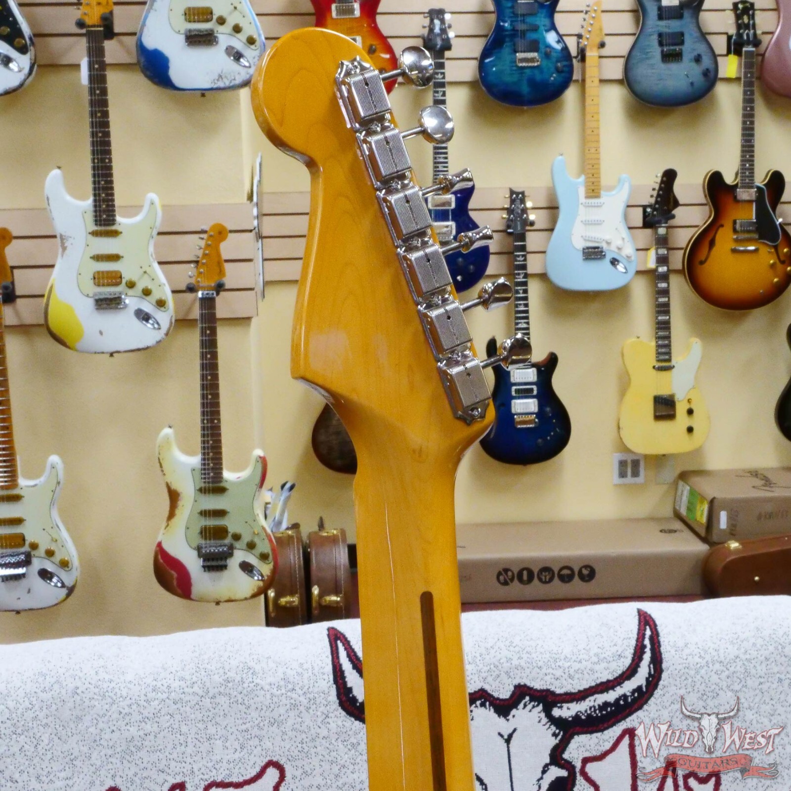 Fender American Vintage II 1957 Stratocaster Maple Neck 2-Color Sunburst 7.65 LB