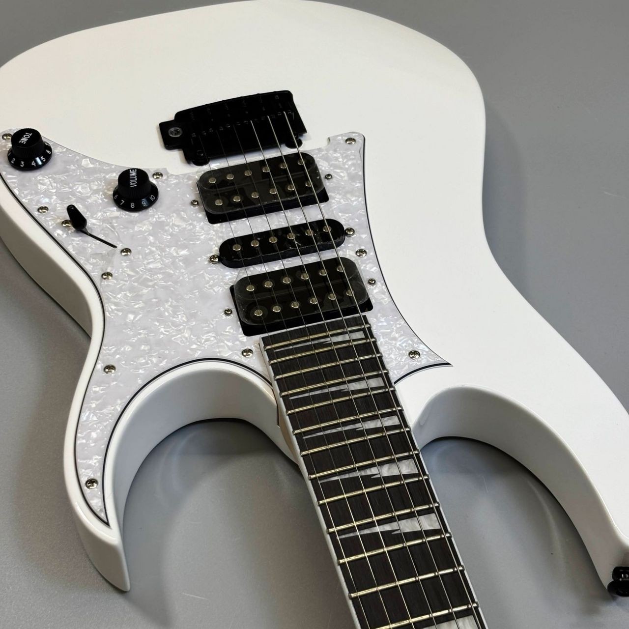 Ibanez RGV250 WH White Electric Guitar, Stratocaster Style, Synchronised Tremolo
