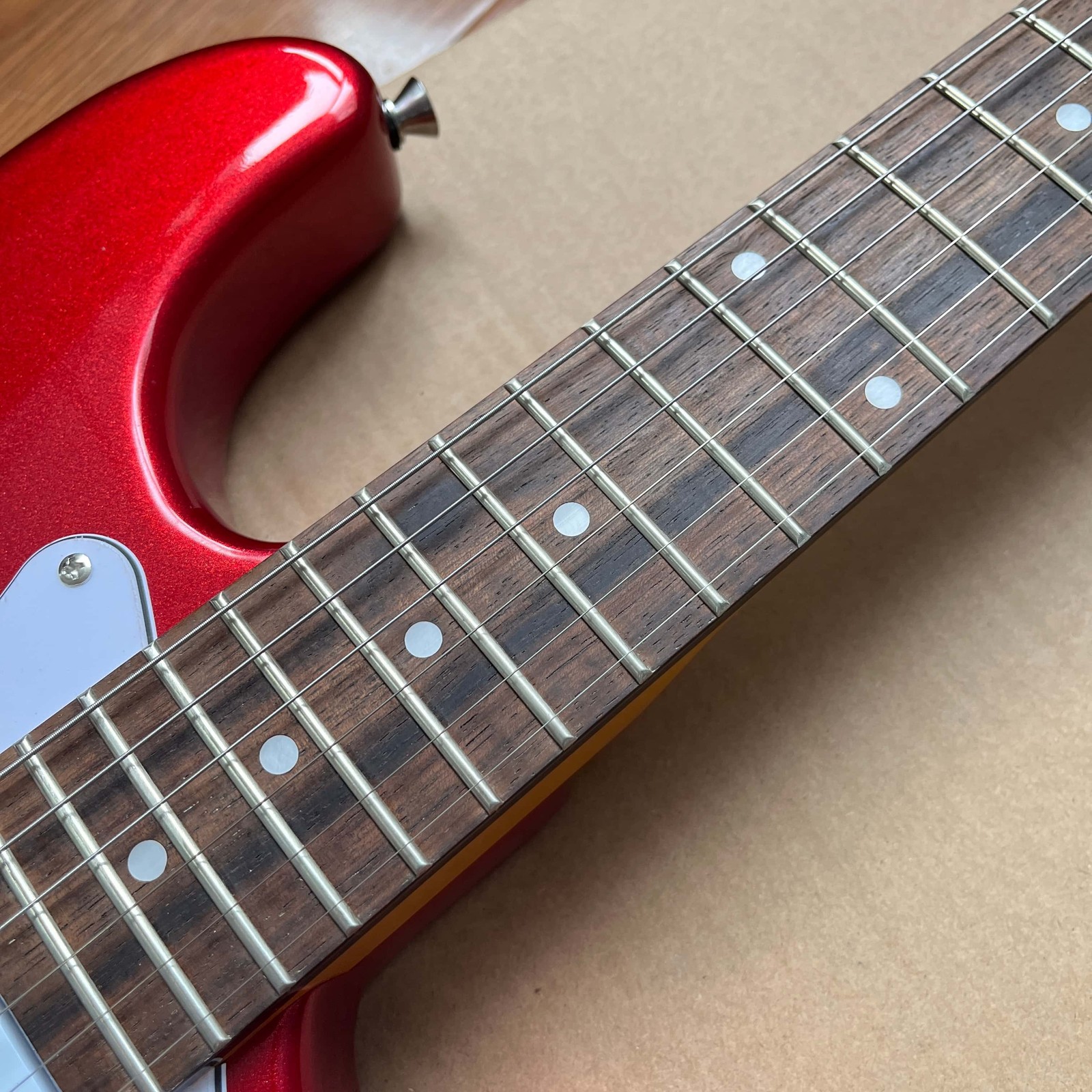 Custom Double-cut Apple Candy Red Electric Guitar SSS Pickups Single Tremolo