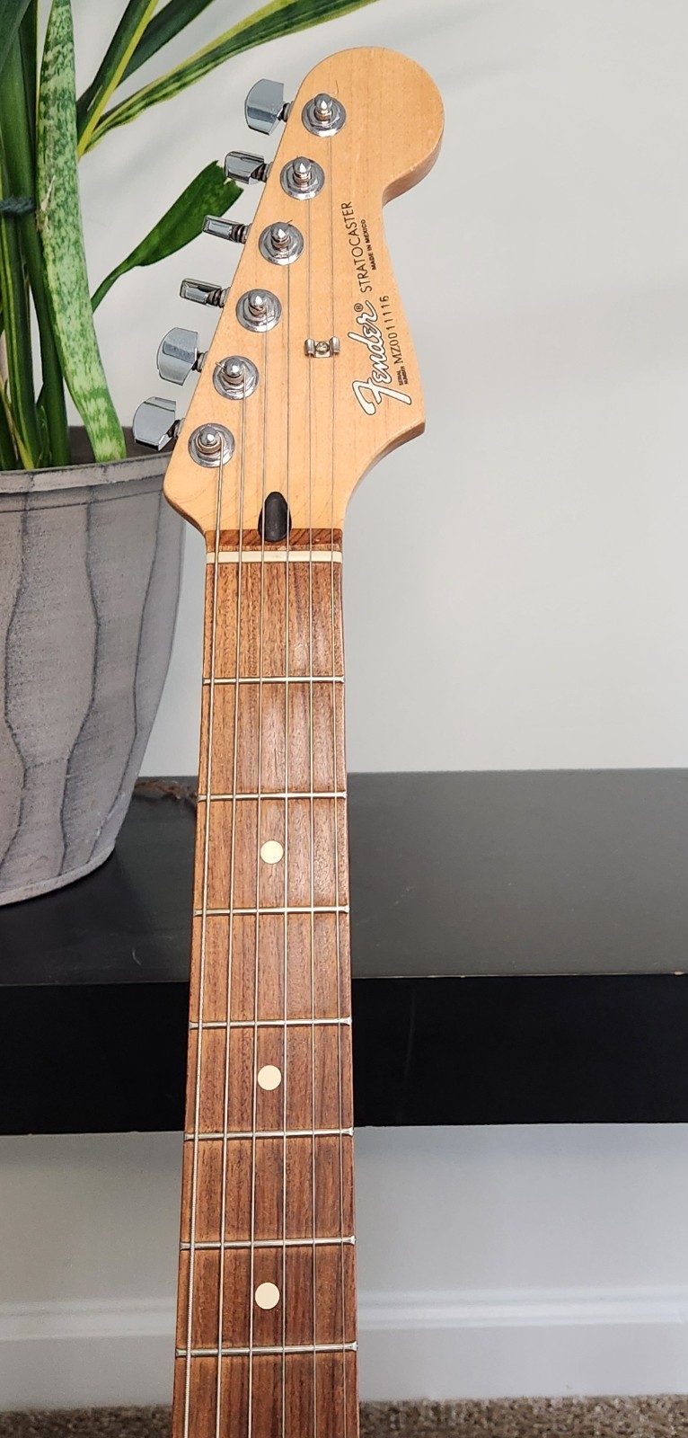 Fender Standard Roland Stratocaster 6-String Excellent Condition