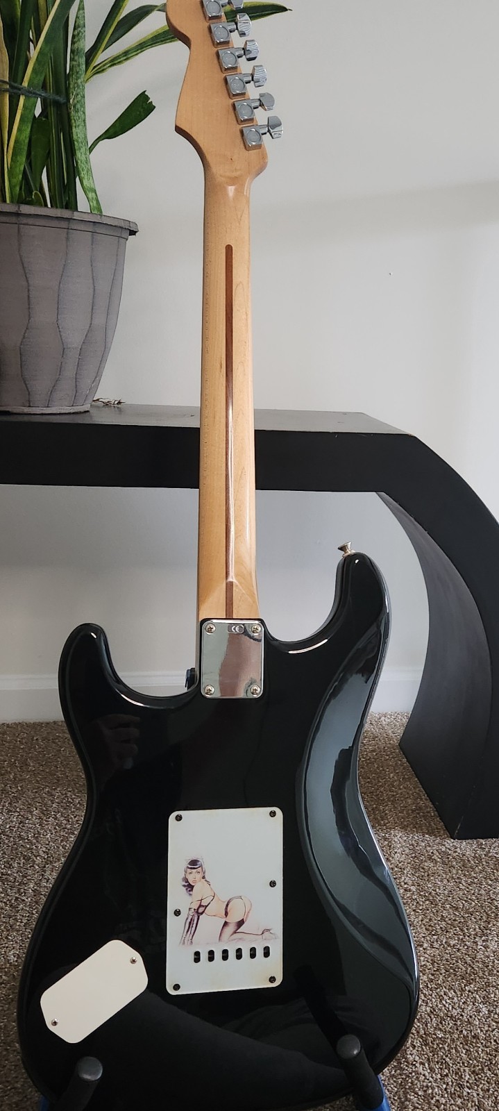 Fender Standard Roland Stratocaster 6-String Excellent Condition