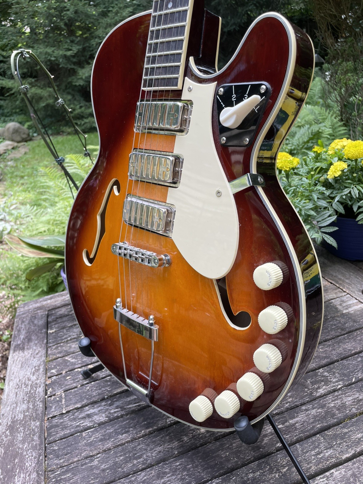 Airline / Eastwood Guitars H59 Honeyburst