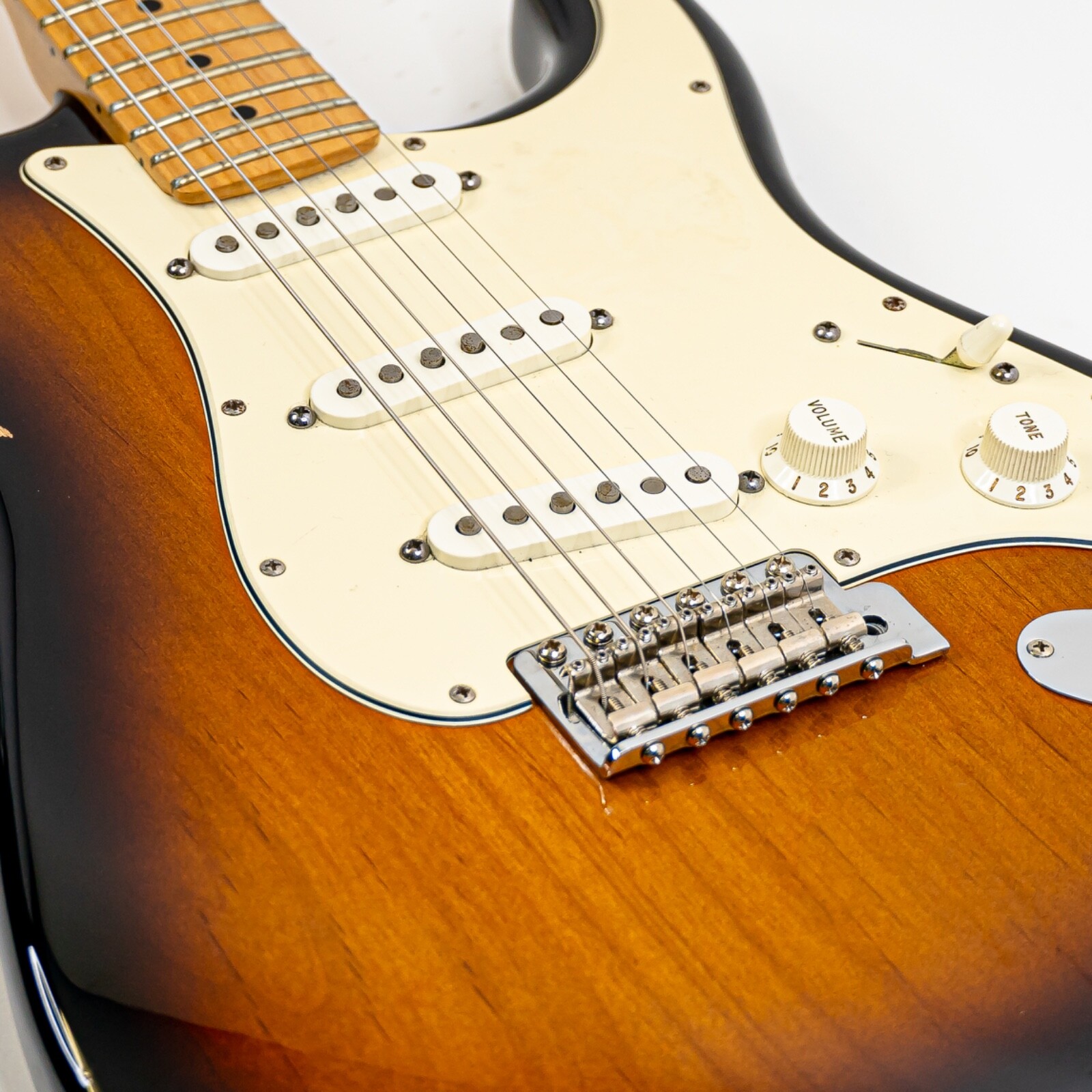 ’09 Fender Stratocaster Std. 2-Tone Sunburst w/ Maple Fretboard, Fender Gigbag