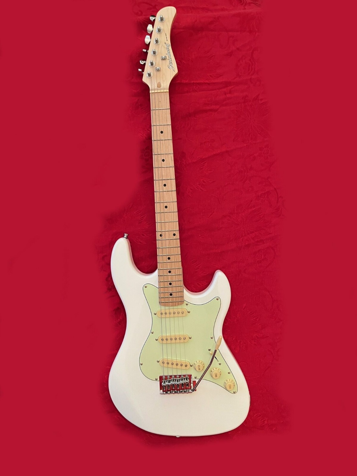 Strinberg STS 100 White Stratocaster with tremolo and included Gig Bag