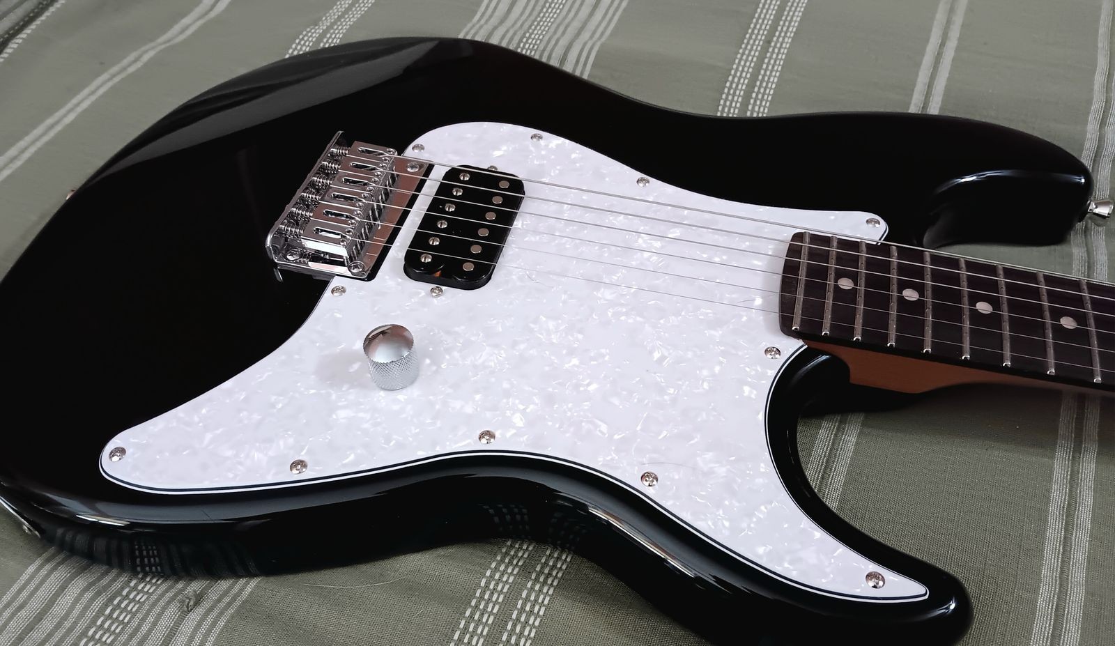 Jet JS-400 HT BK Electric Guitar (Tom DeLonge Style Hardtail strat) – Jet Black