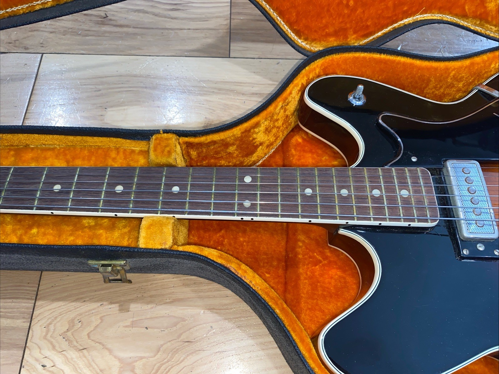 ****READ*** VTG 1966 Hagstrom V 1 Viking Sunburst w/Bigsby Tremlo Original Case