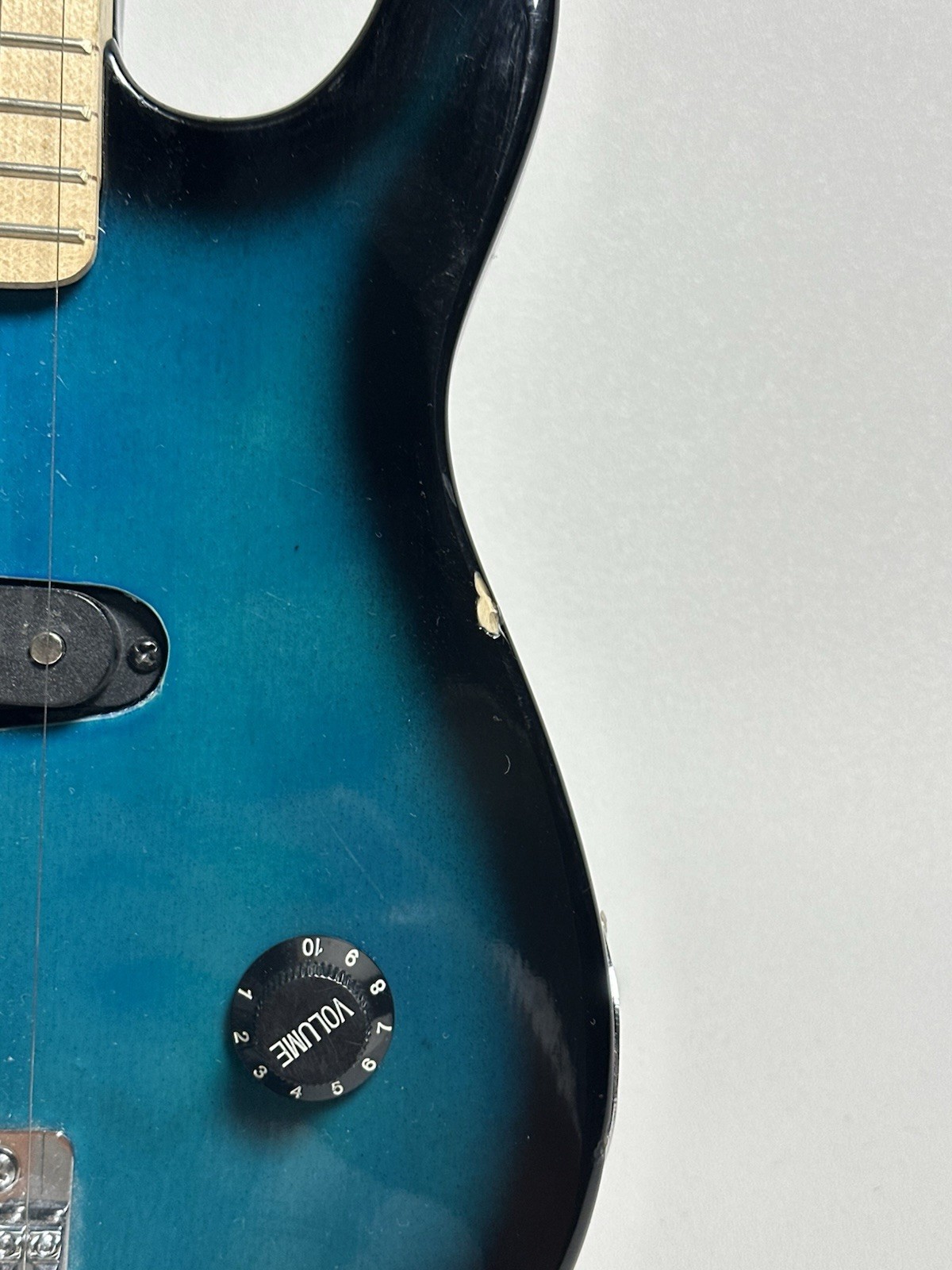 ZENY ELECTRIC GUITAR, 30″ FOR KIDS, RIGHT HAND STRATOCASTER STYLE, PREOWNED 