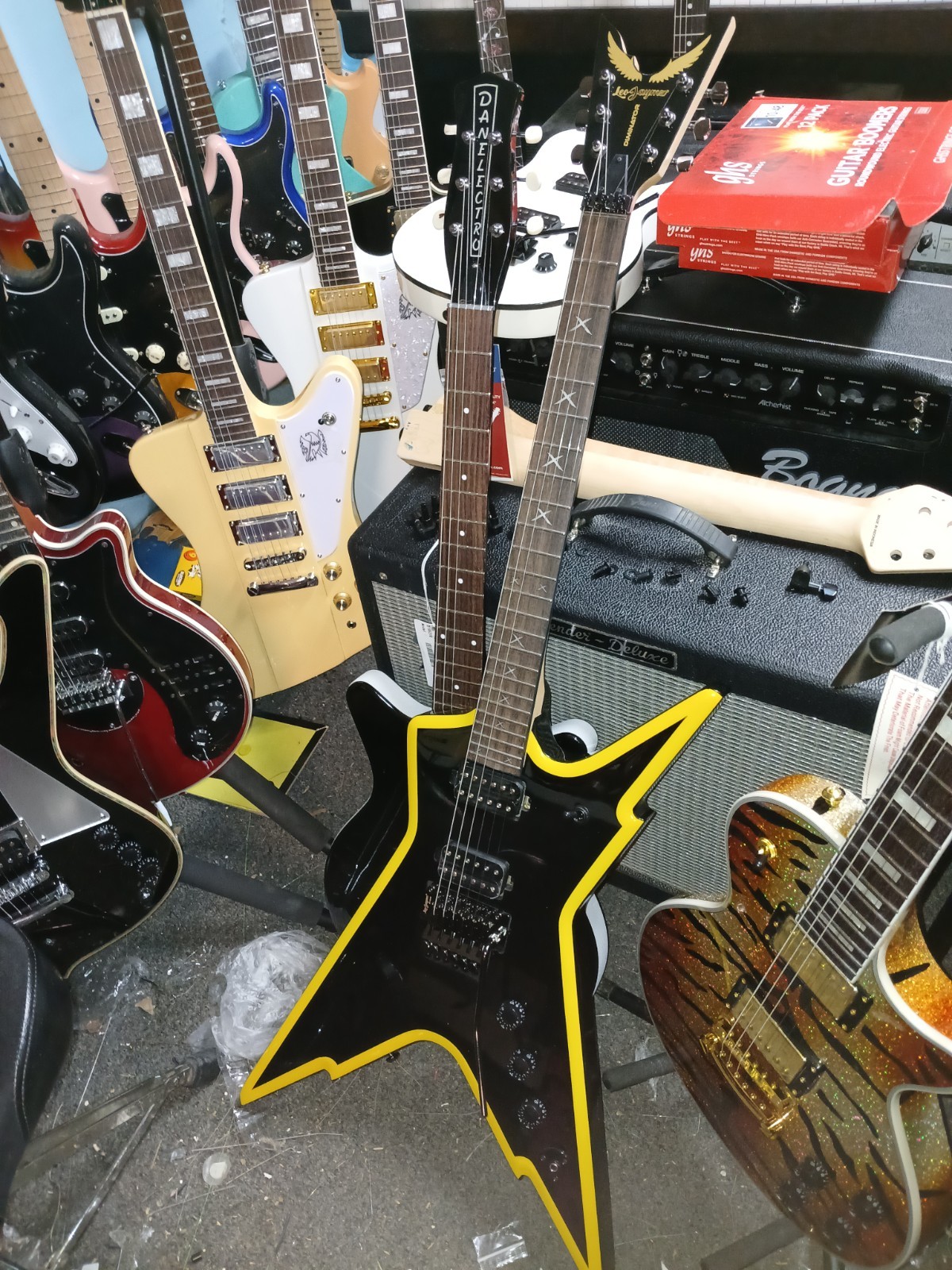 Dimecastor think Dean with xtras-luthier setup