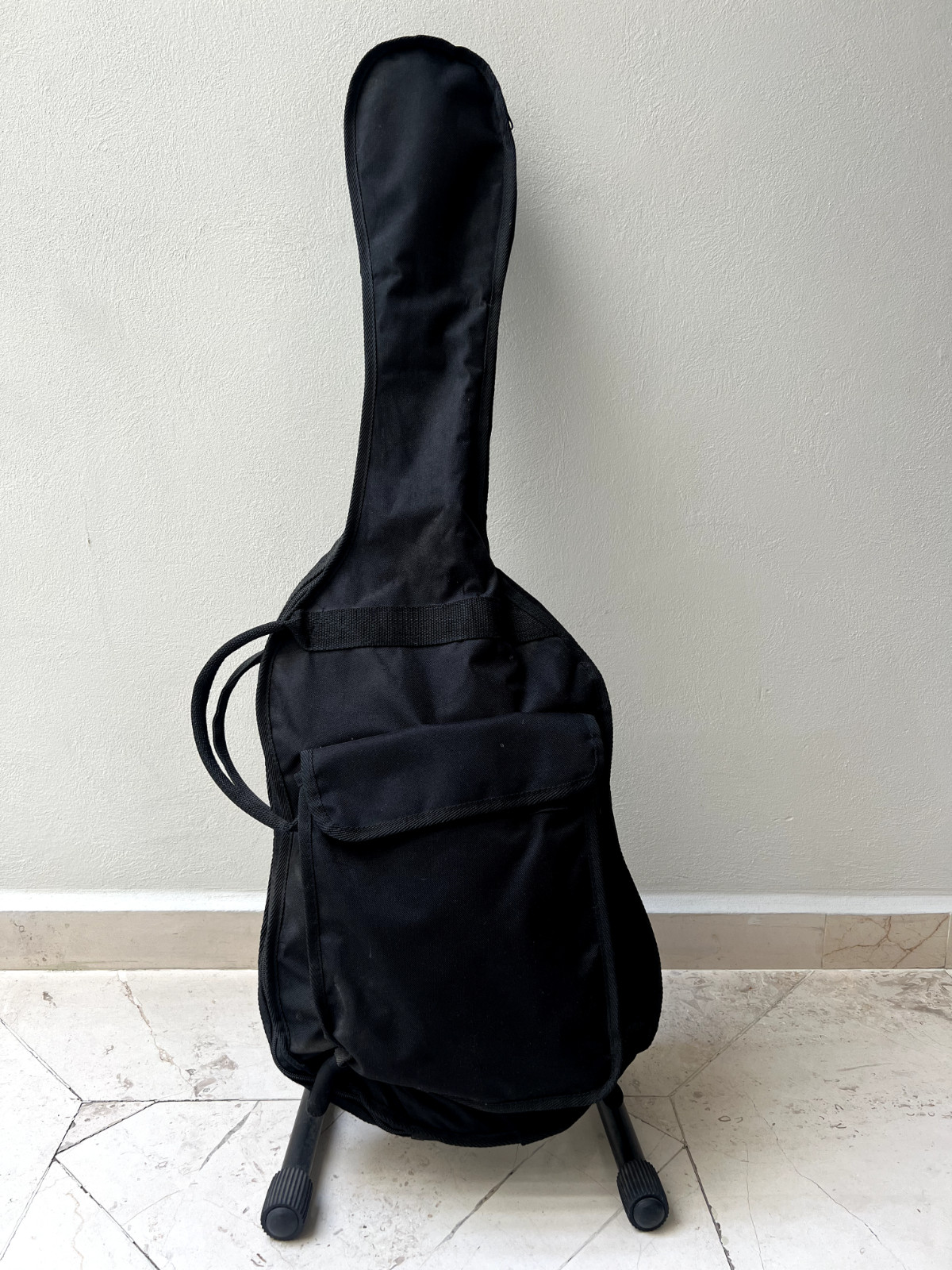 Guitarra Eléctrica Yamaha ERG 121C (equipo completo y accesorios).