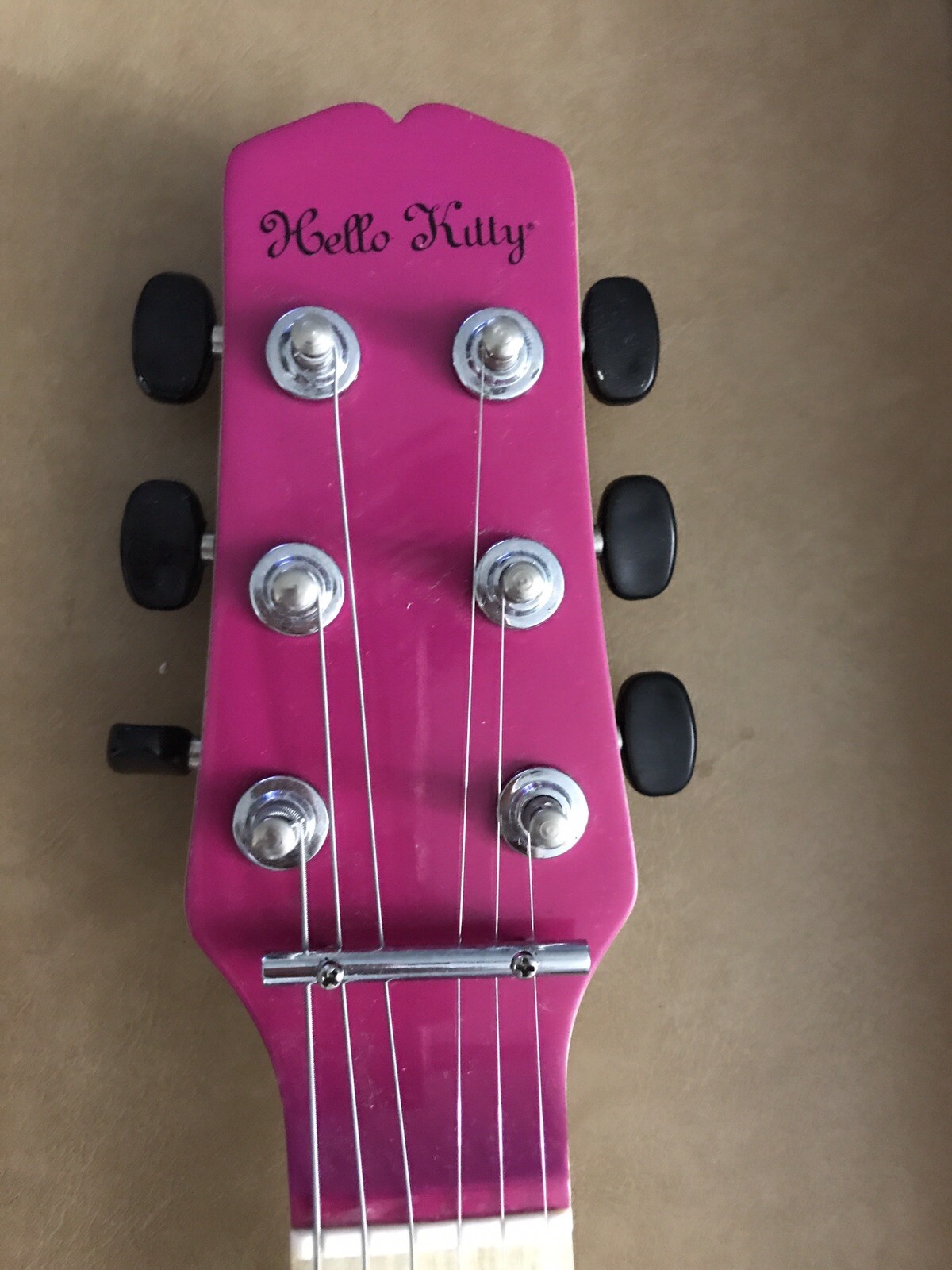 2010 HELLO KITTY Sanrio mini 30” Electric Guitar Built In Amp Speaker Jack Box