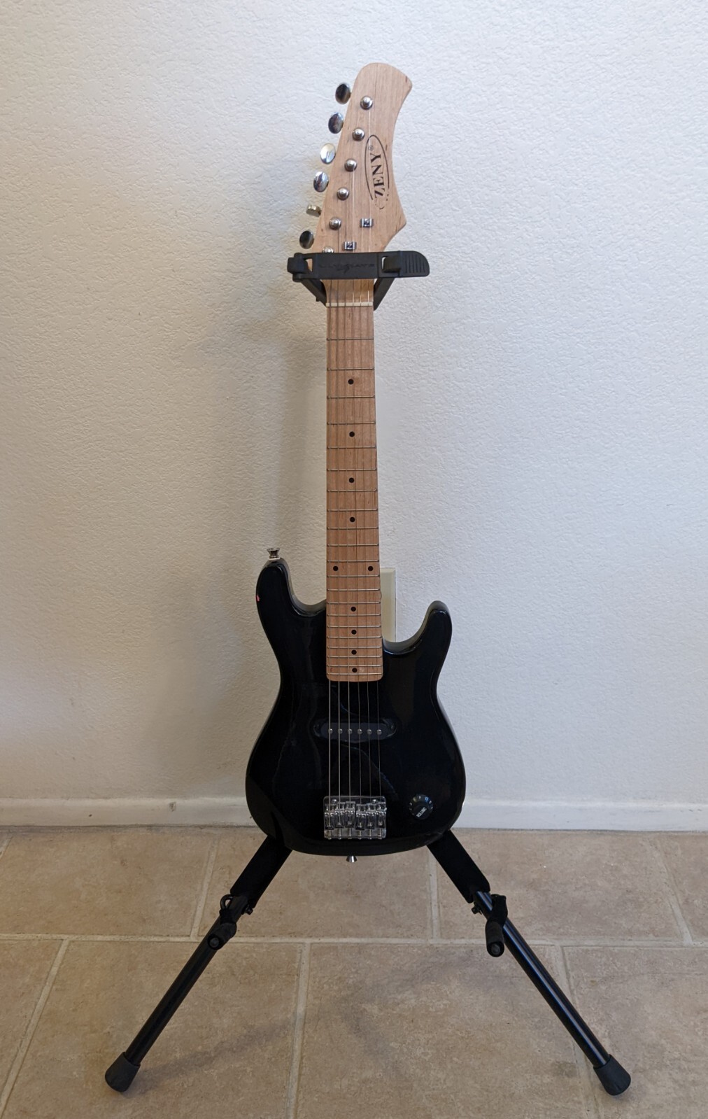 ZENY ELECTRIC GUITAR, 30″ FOR KIDS, RIGHT HAND STRATOCASTER STYLE, PREOWNED 