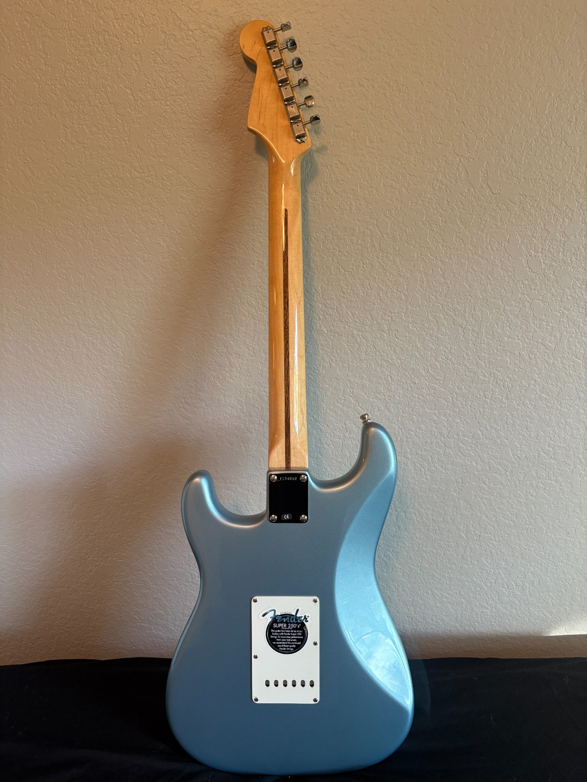 Fender FSR American Deluxe ’62 Stratocaster Ice Blue Metallic Matching Headstock