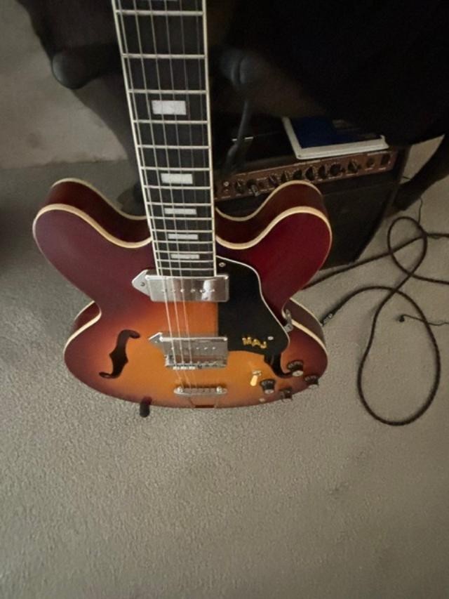 Semi-Hollow Body Electric Guitar 335 with F-Hole P90 pickups