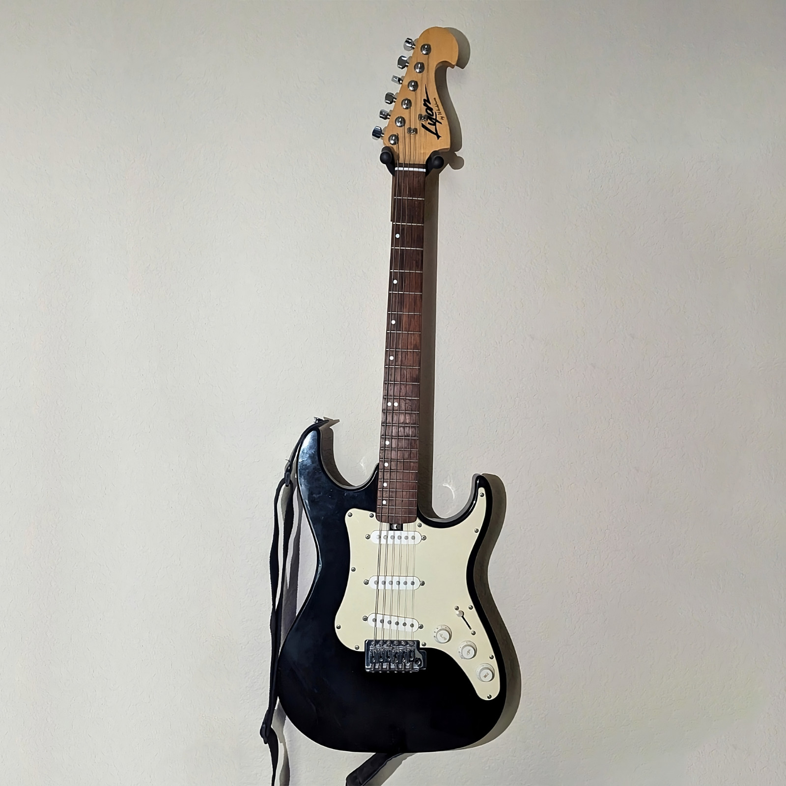Washburn Stratocaster-Style Electric Guitar – Black & White