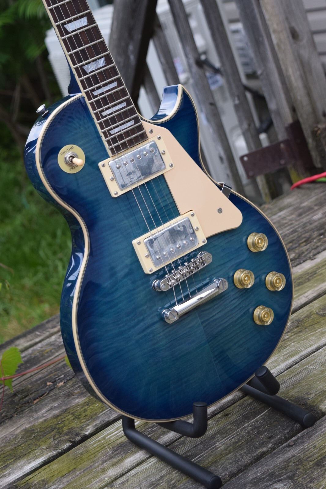 Electric Guitar Mahogany Body Maple Top into Blue Finish (Groove Canadian Brand)
