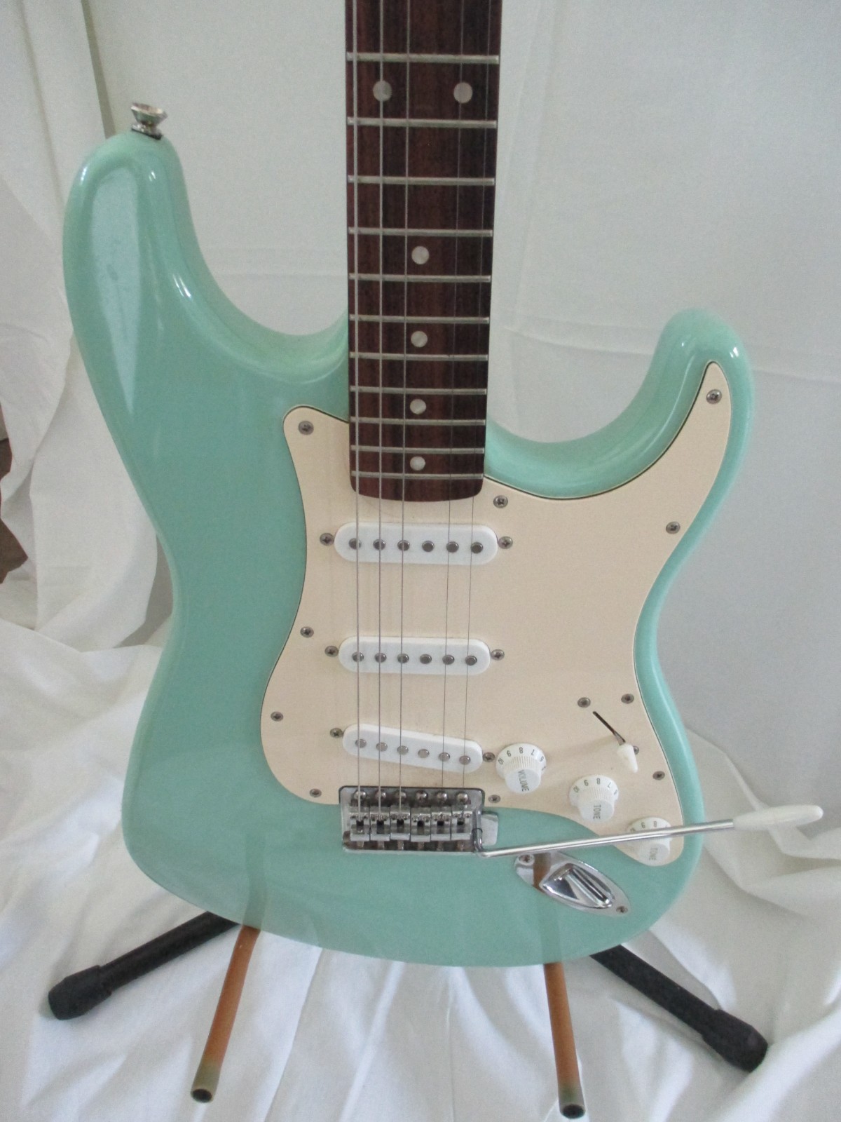 Squier Strat Fender Affinity Green Electric Guitar 6 String No. CY160306616