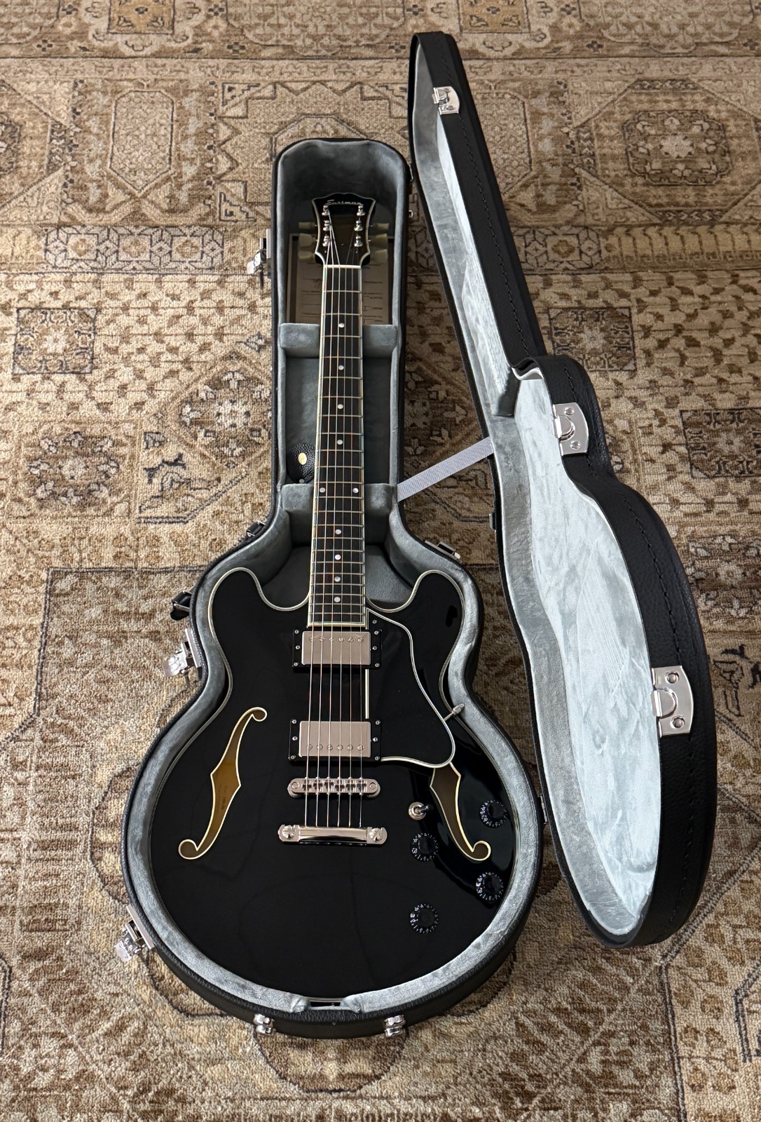 Eastman T484-BK 14″ Archtop Thinline Deluxe Electric w/ Hard Case & Free Setup