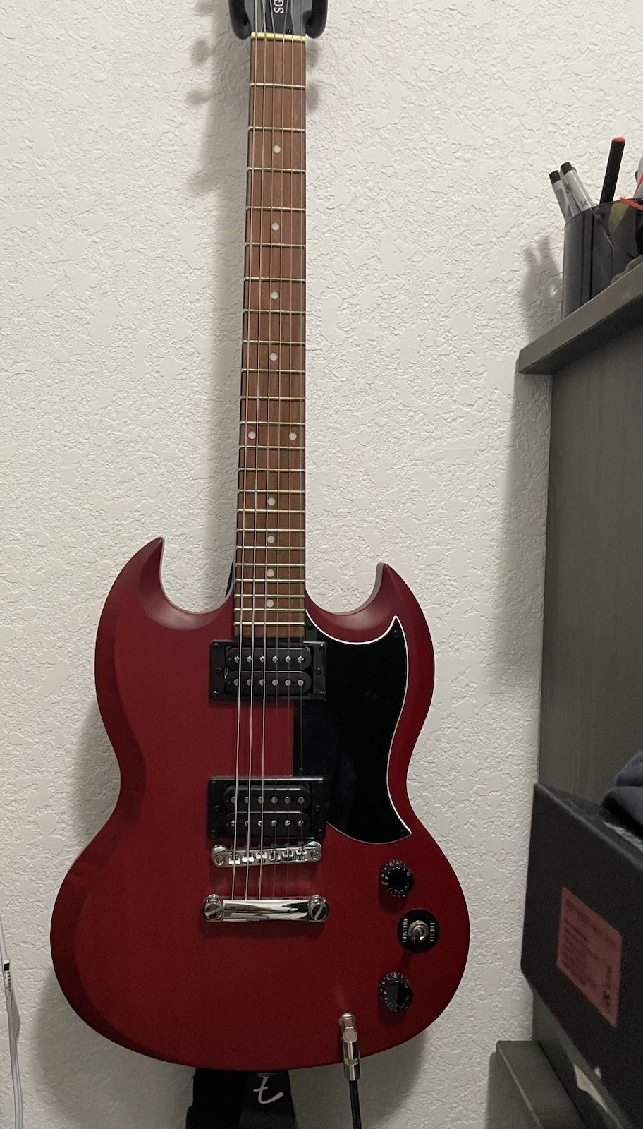 Epiphone Elect Guit SG-Style + Gamma Amp + CryBaby Wah Pedal – Excellent Condit