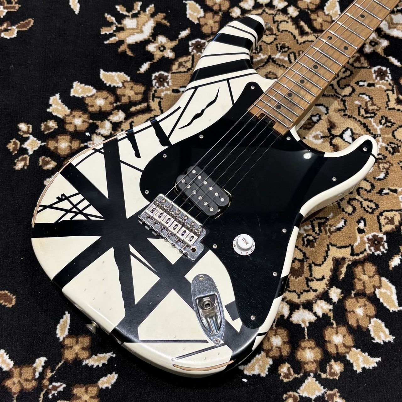 EVH Striped Series ’78 Eruption Electric Guitar Lacquer Finish with Accessories