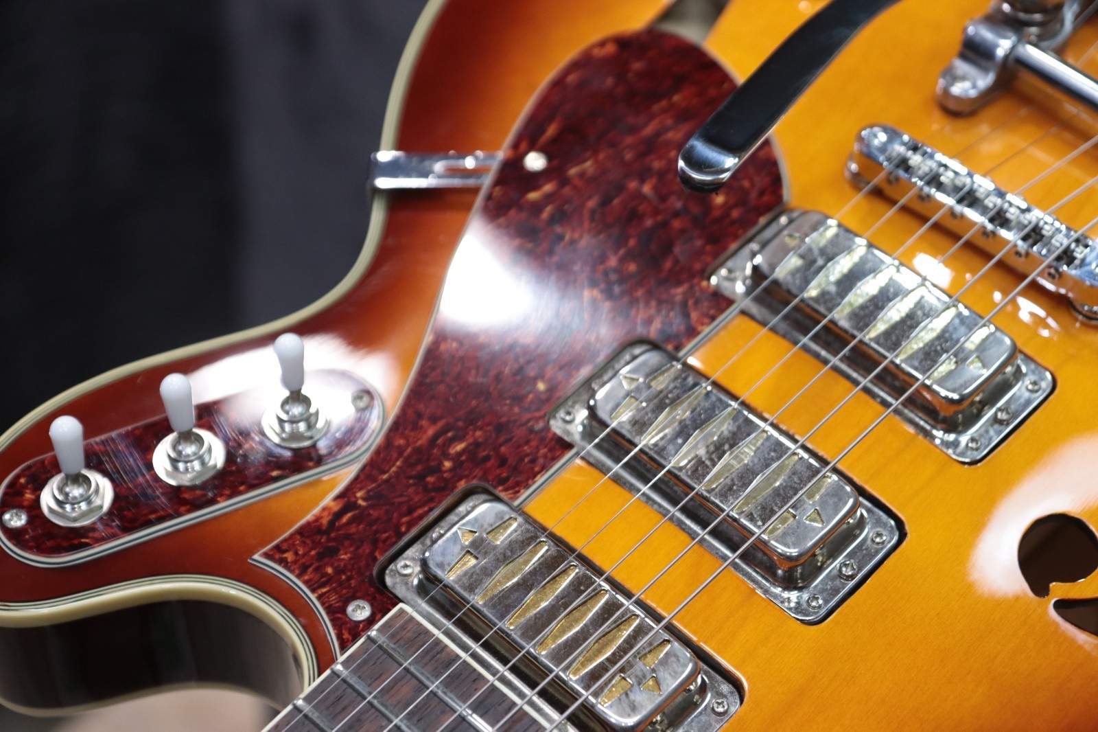 Eastwood Airline H78 Honeyburst Gold Foil Pickups Semi-Hollow El. Guitar w/Case