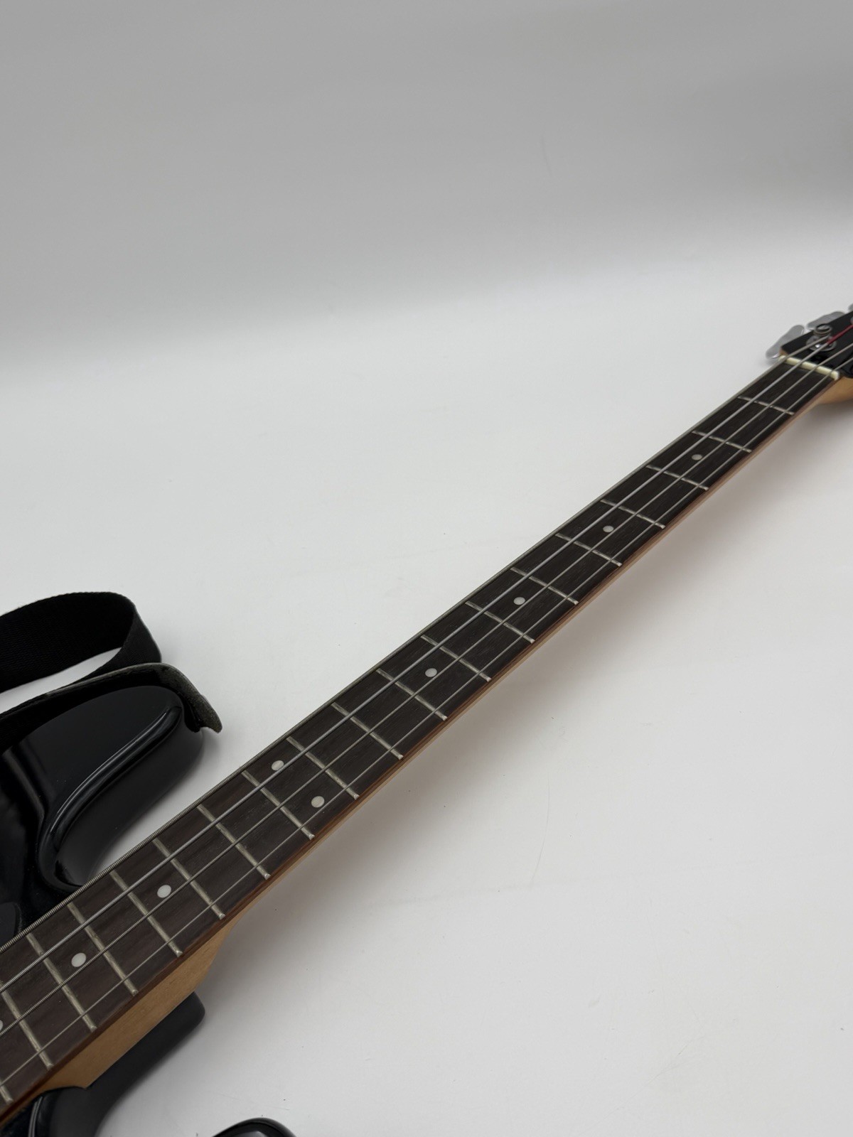 Silvertone SSLB 11/BK Electric Bass Guitar w/ Shoulder Strap & Qwik Tune + Case