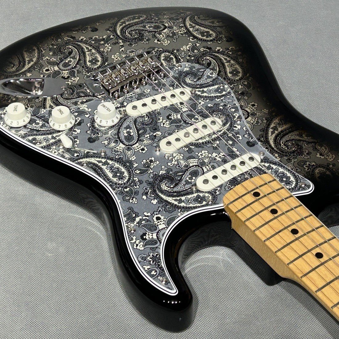 Fender Limited Stratocaster Black Paisley Approx. 3.4kg 2025 18662