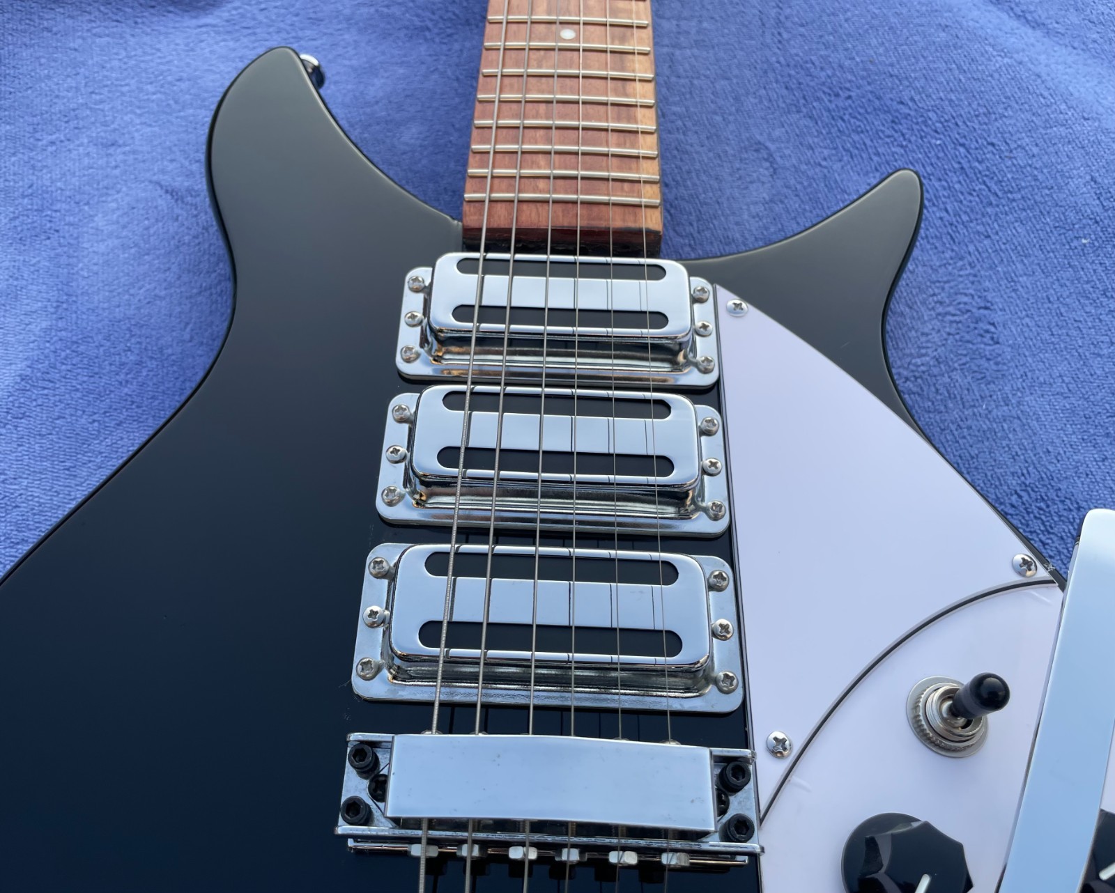 20.7″ Scale Length R 6 Strings Electric Guitar Solid Body Bone Nut Glossy Finish