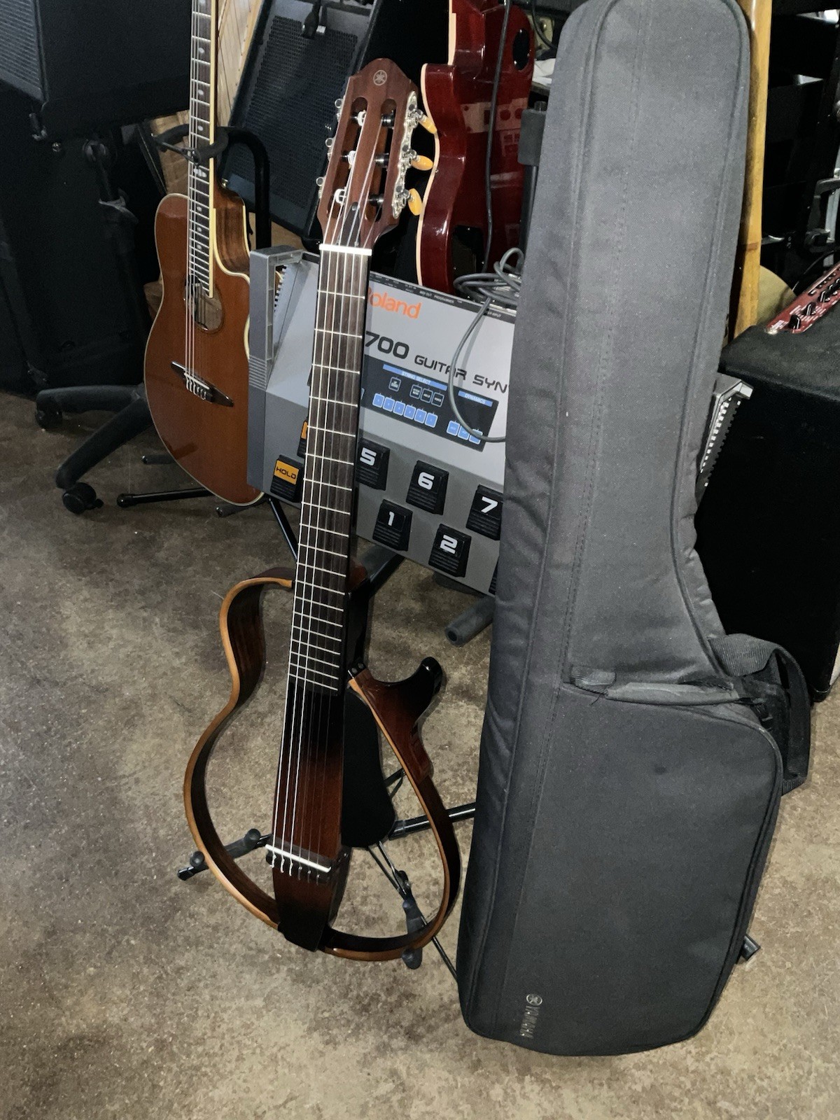 Yamaha SLG200N TBS classical silent guitar excellent condition /gig bag/phones