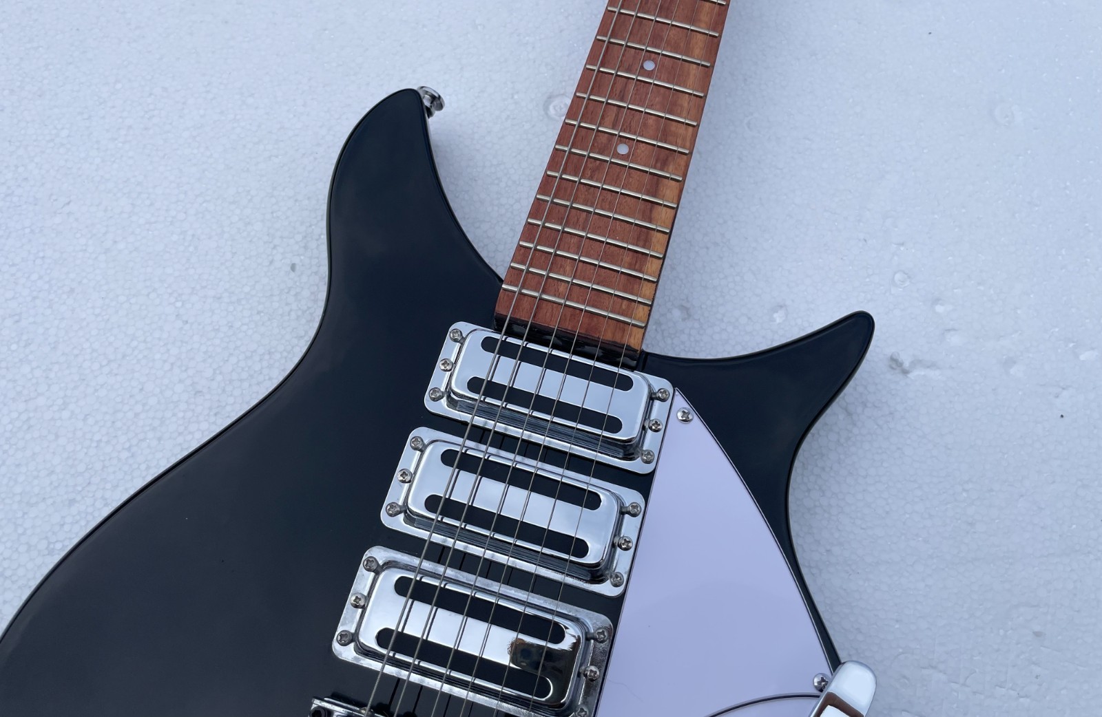 20.7 Inches Scale Length 6 String Electric Guitar Glossy Black Finish Solid Body