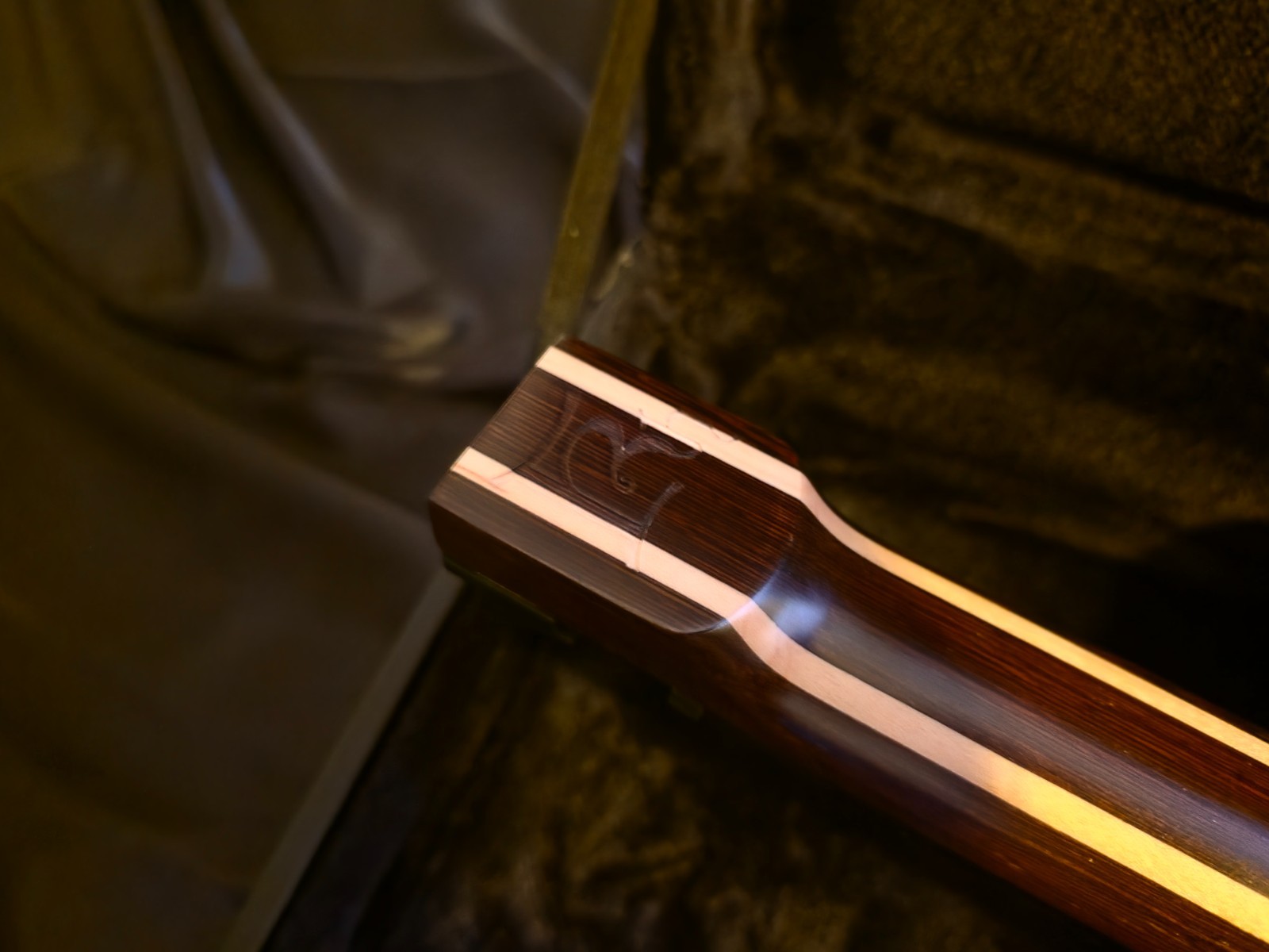 KHILO_KHSC Walnut headless guitar