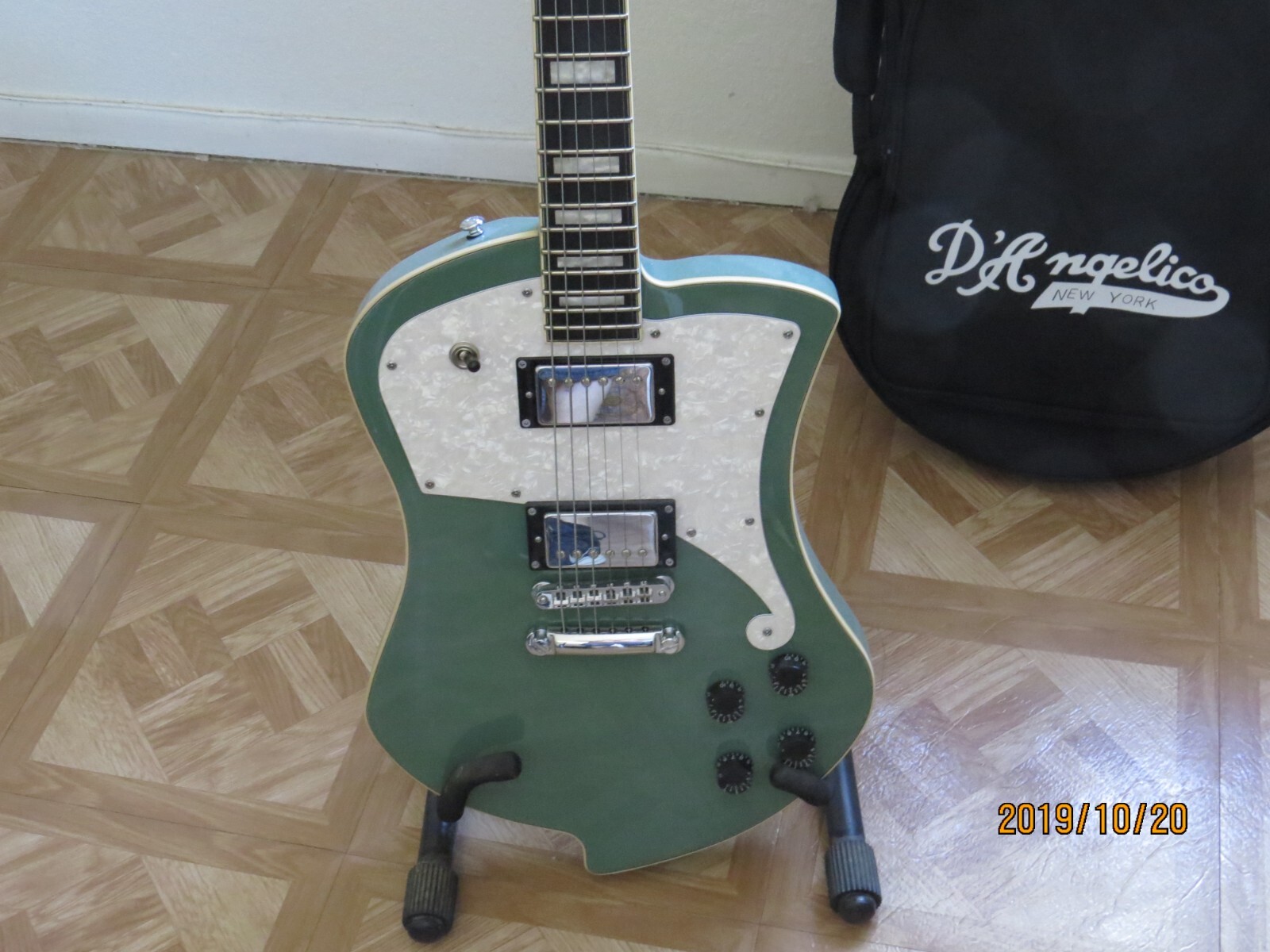 D’Angelico Premier Series Ludlow Electric Guitar with Stopbar Tailpiece softcase