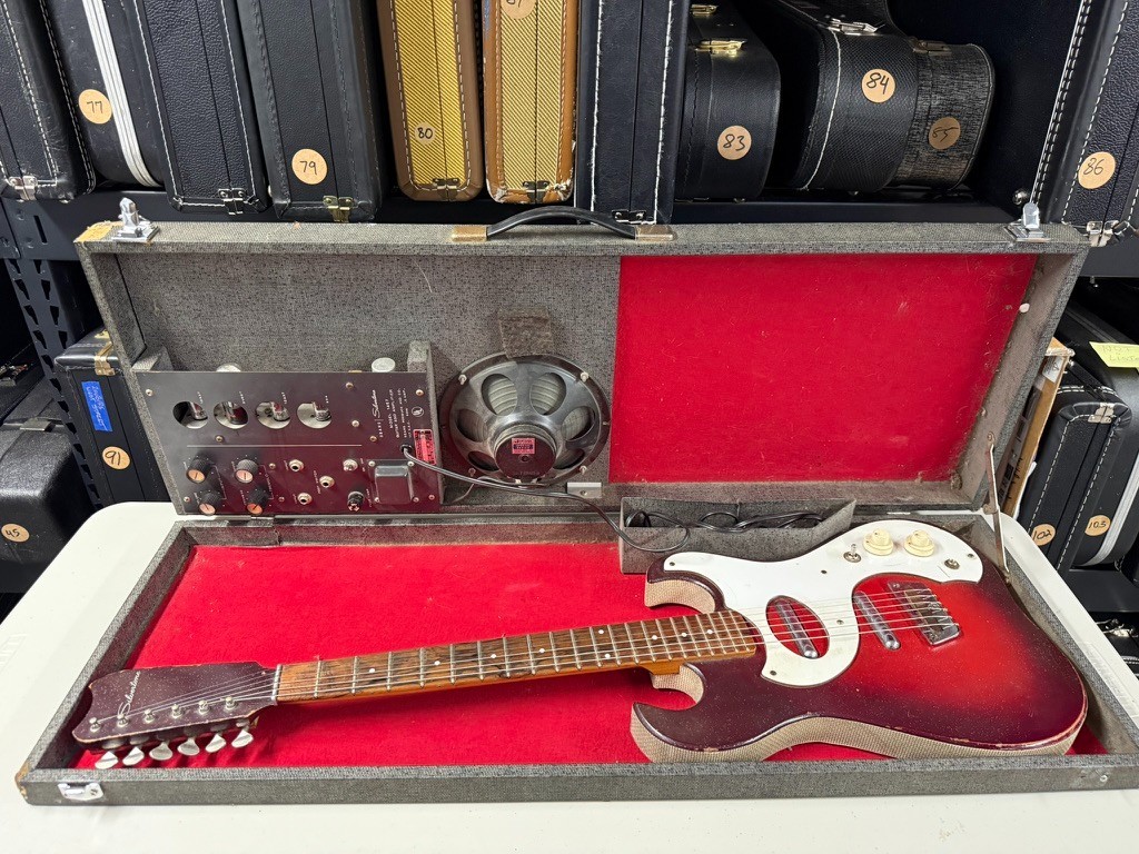 1960’s Silvertone 1457 Vintage Guitar w/ Amp-in-Case (401)