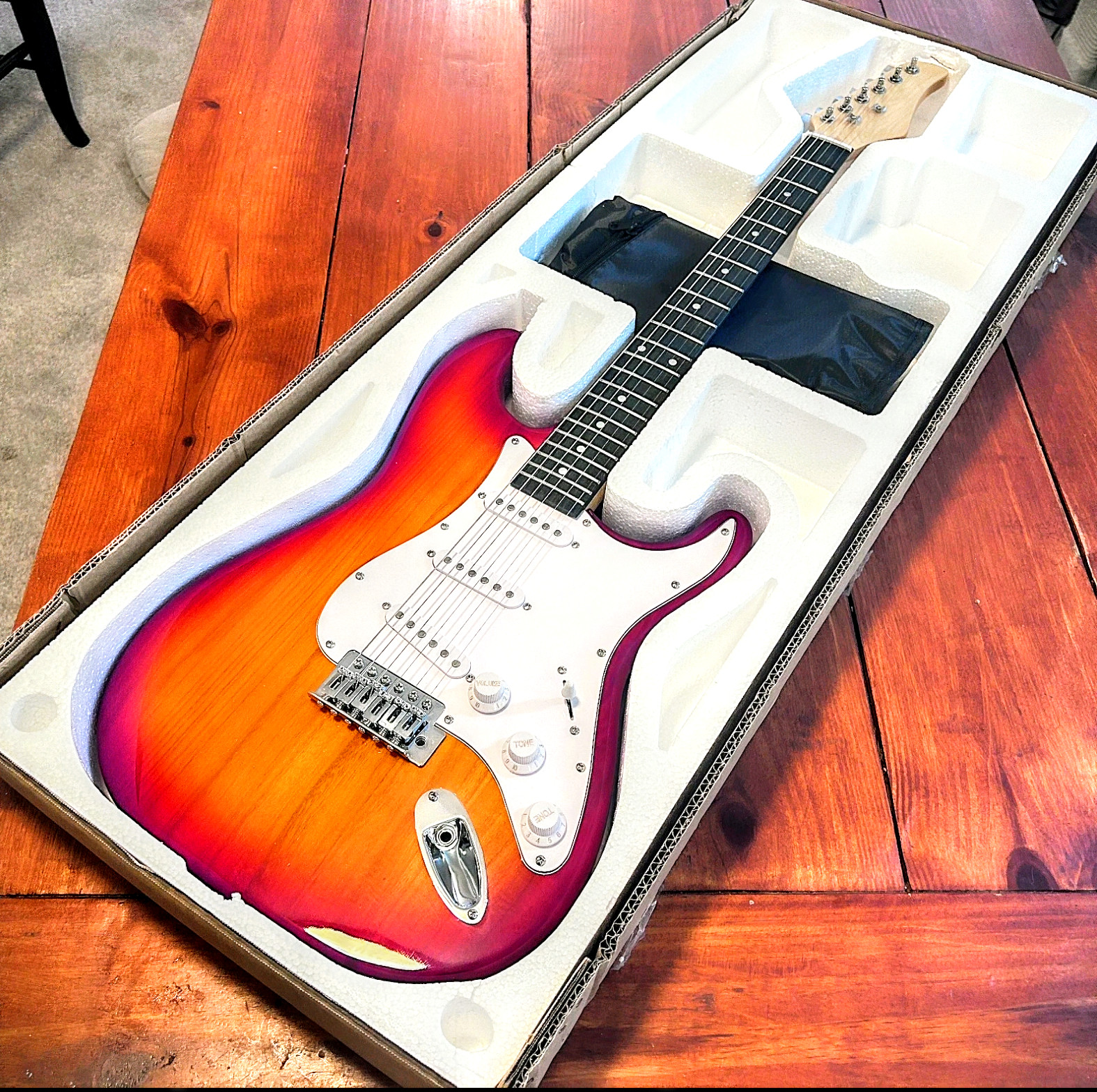 ❄️PROS & BEGINNERS!❄️S Style Electric Guitar +Case/Strap +Whammy/Trem +Strap!