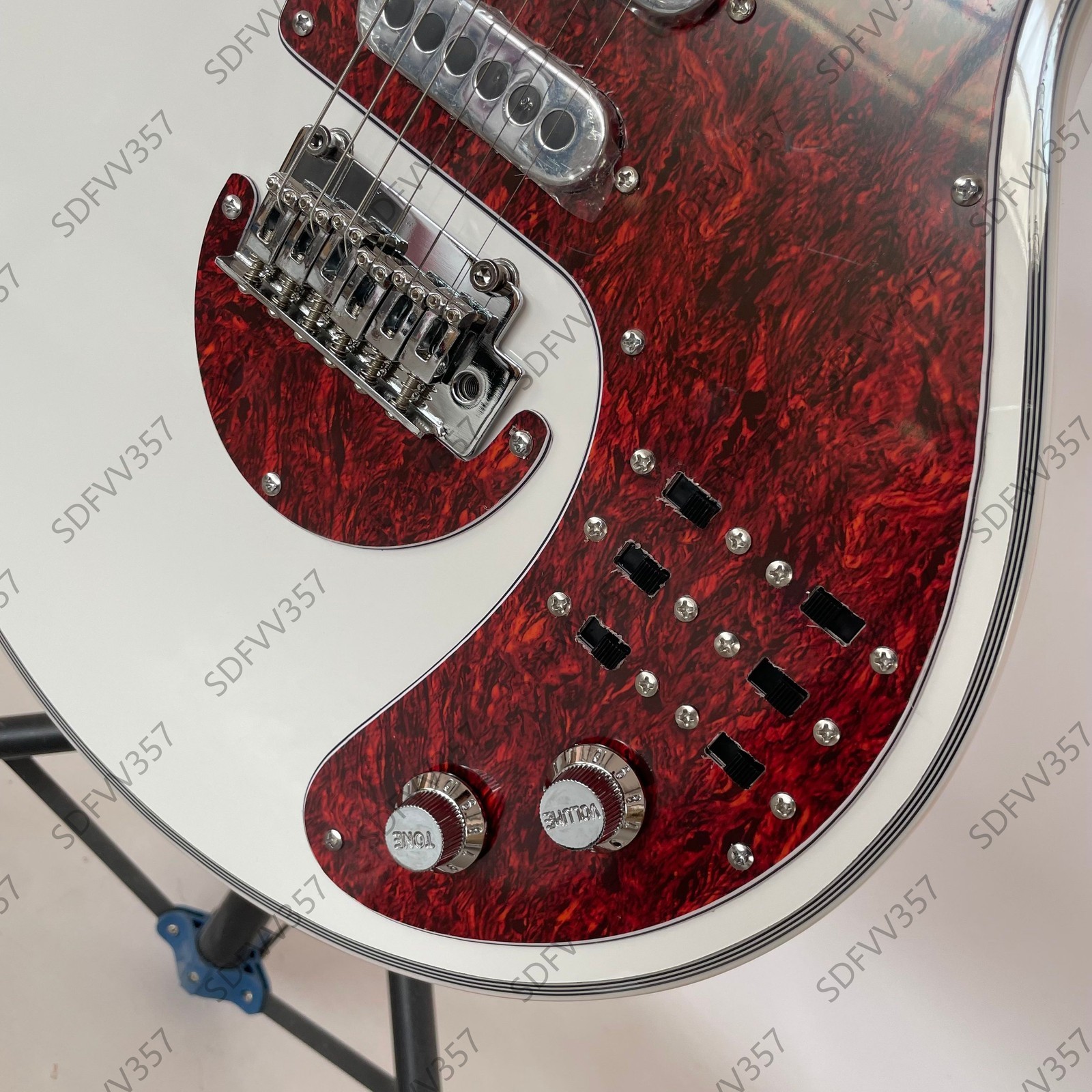 White Irregular Electric Guitar Red Tortoise Pickguard 3 Single Coil Pickups