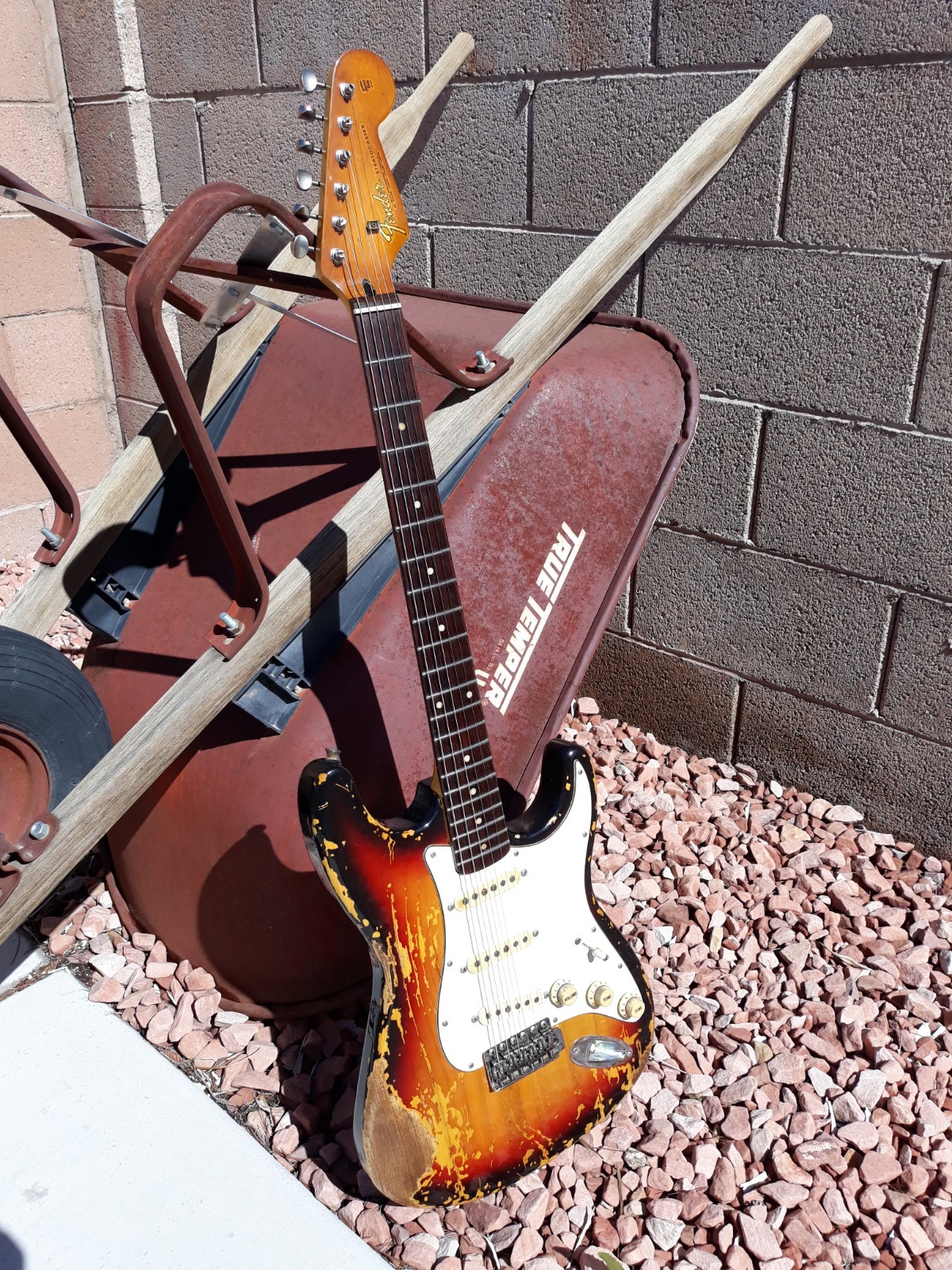 3 Tone Sunburst 65 Tribute Stratocaster Vintage – HEAVY RELIC Vintage NITRO