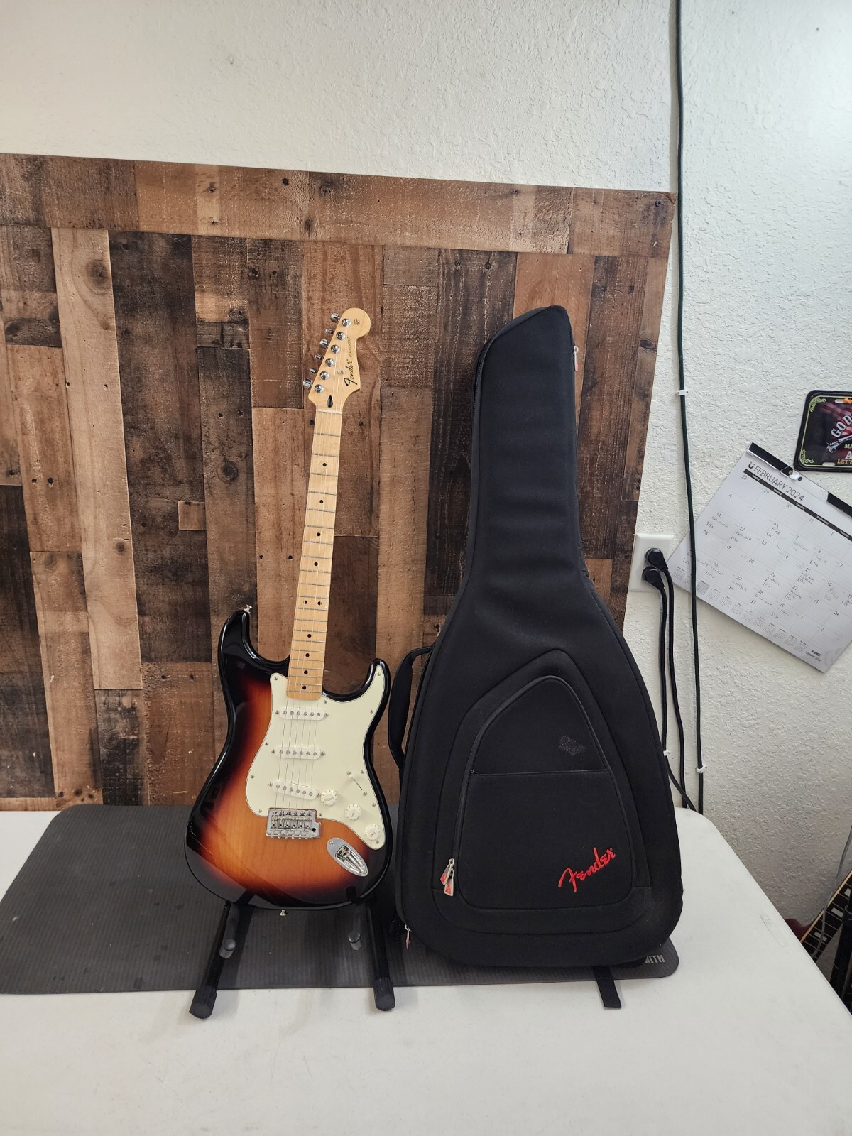 2017 MEXICAN FENDER Stratocaster. Sunburst With Gig Bag