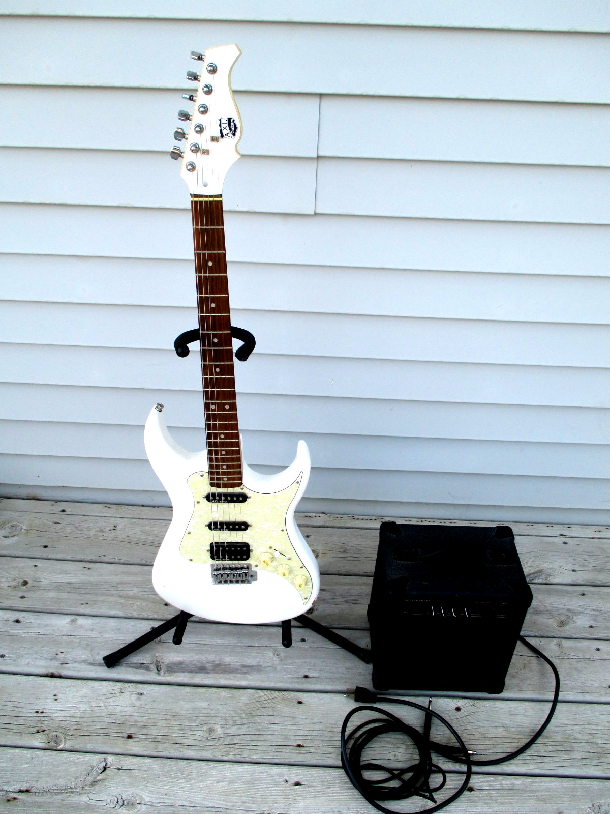 Axl Electric Guitar EMG Designed 0070970145 With A Yamaha YG15 Amplifier. Works