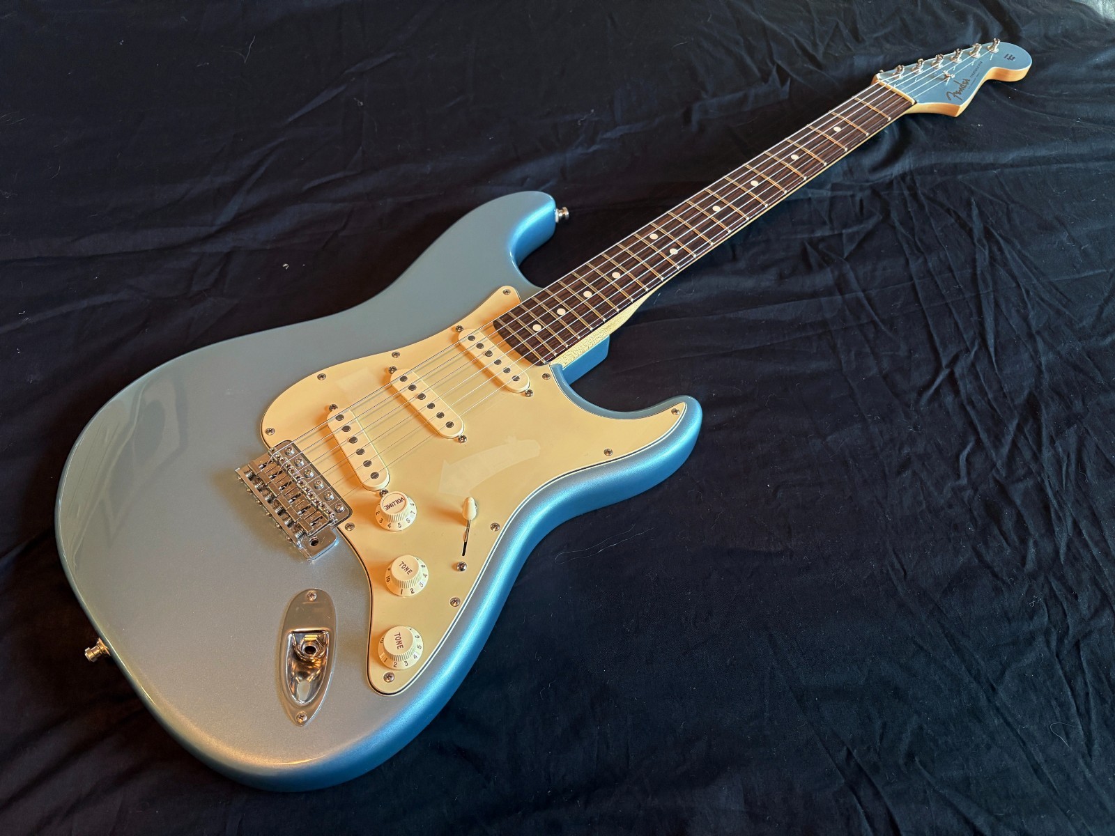 Fender FSR American Deluxe ’62 Stratocaster Ice Blue Metallic Matching Headstock
