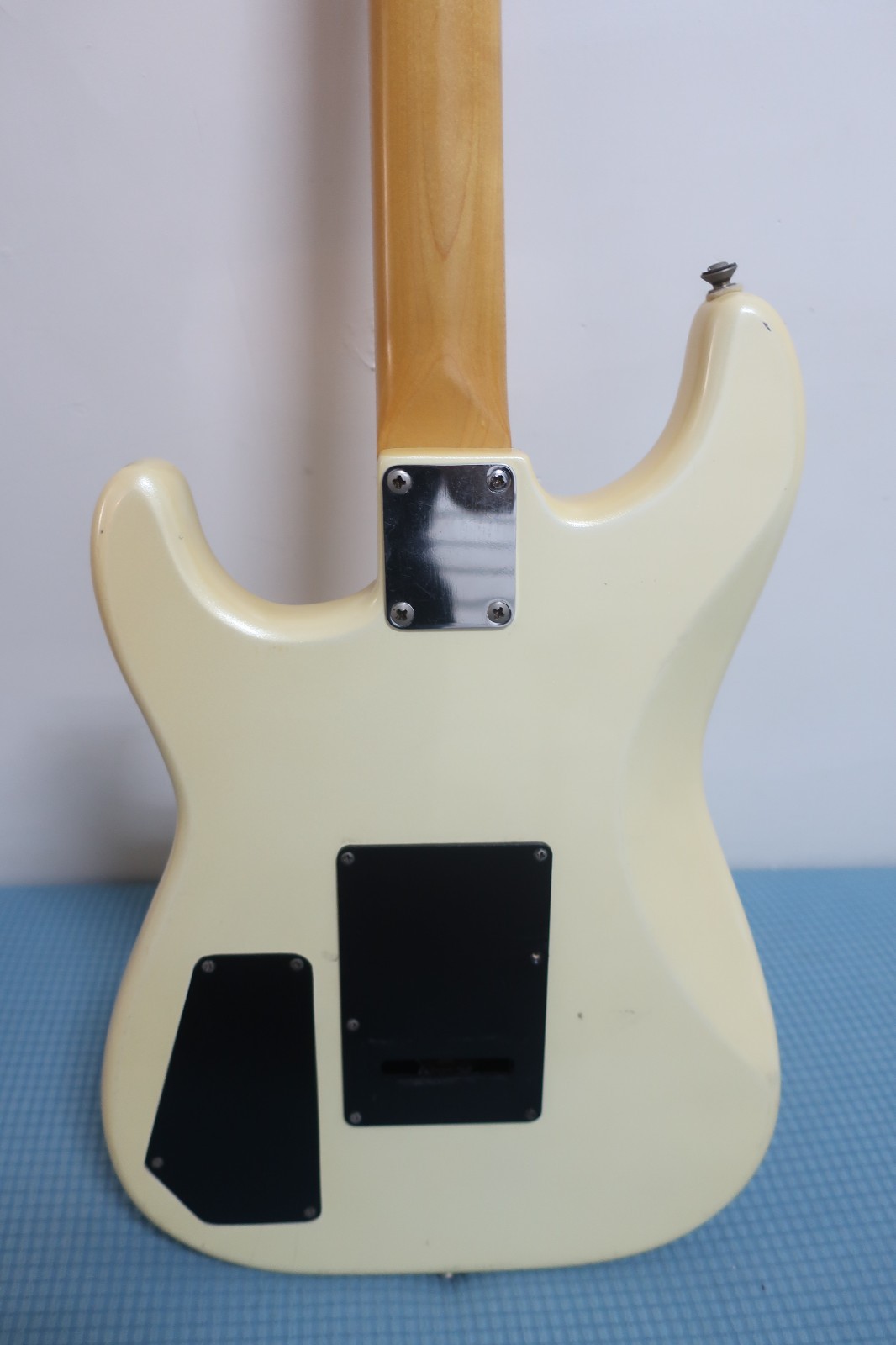 Squier HSS Stratocaster Cream – Fender and Dimarzio Pickups, Coil Split.