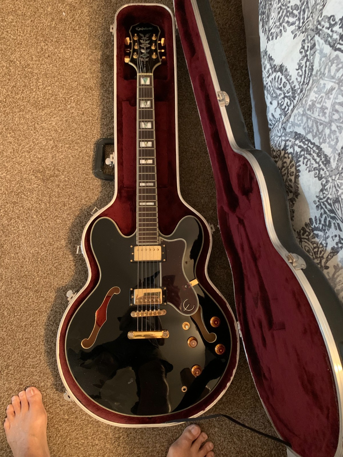 EPIPHONE BY GIBSON ELECTRIC GUITAR-BLACK- WITH SKB CASE