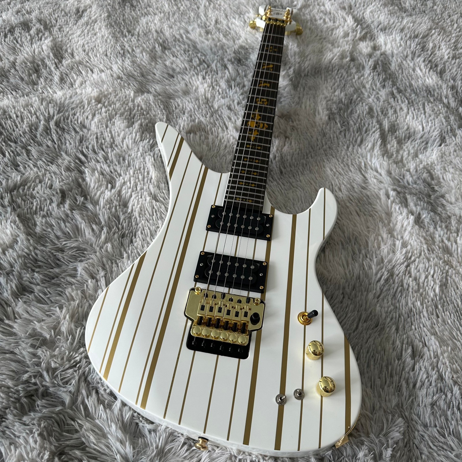 White black striped electric guitar/Musician exclusive/Clown color version/Metal