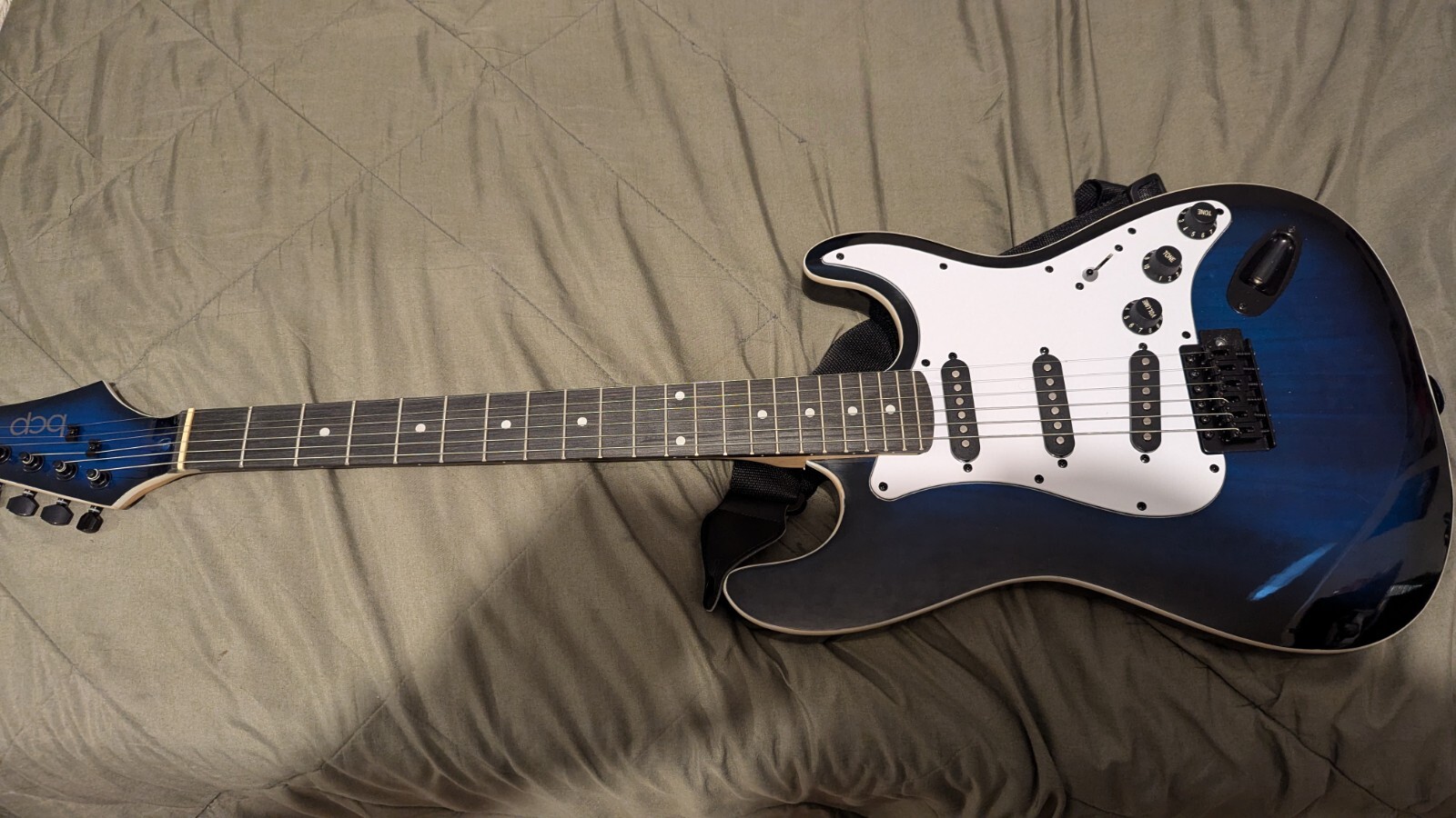 Electric Guitar With Amp Picks And Auto Tuner