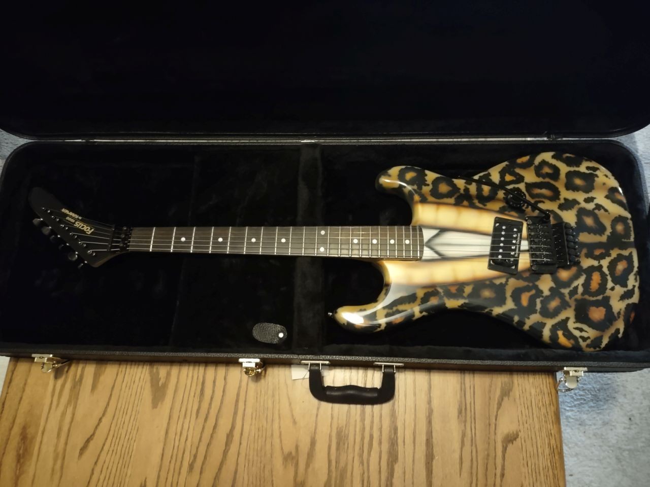 Kramer Focus 1000 (Custom leopard paint).