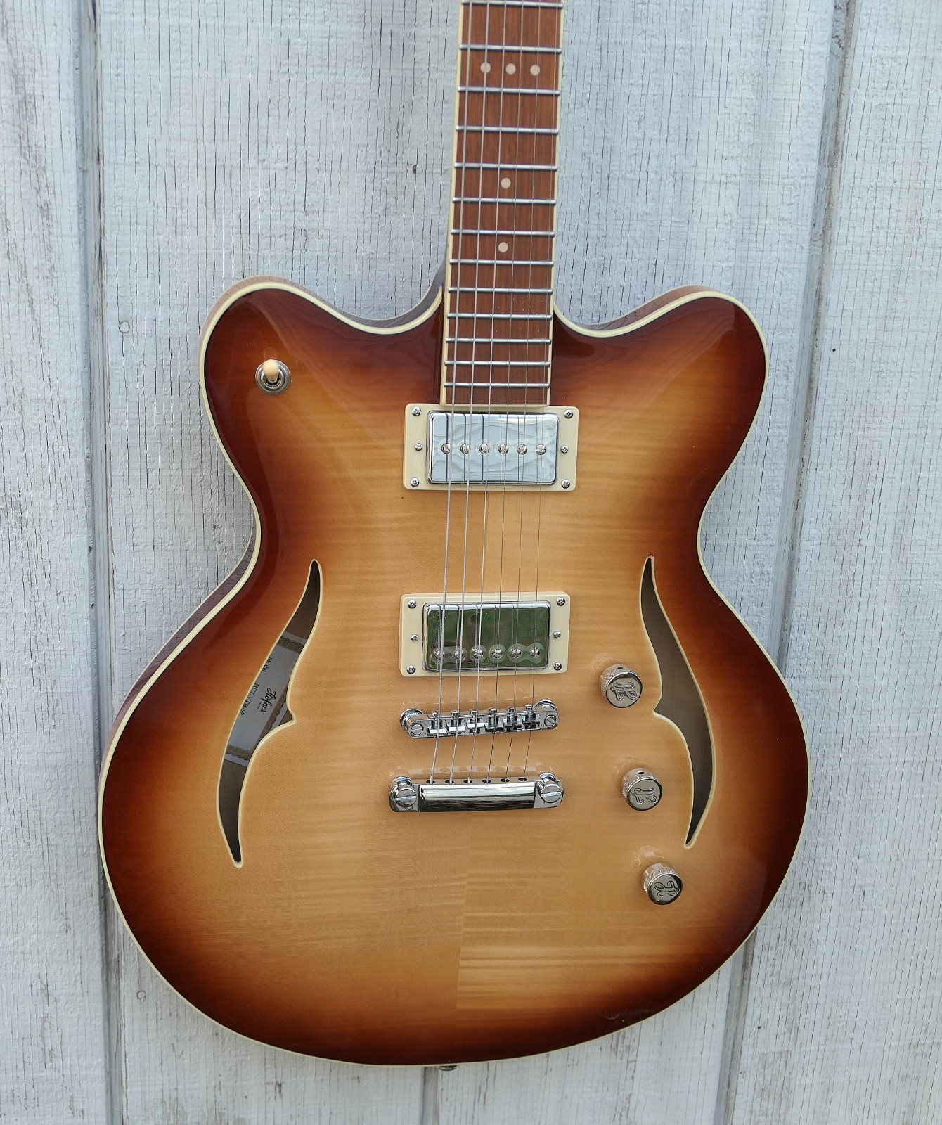 Hofner HCT-VTH-SP-SB Verythin CT SPECIAL Semi hollow has 2 Humbuckers one a P90