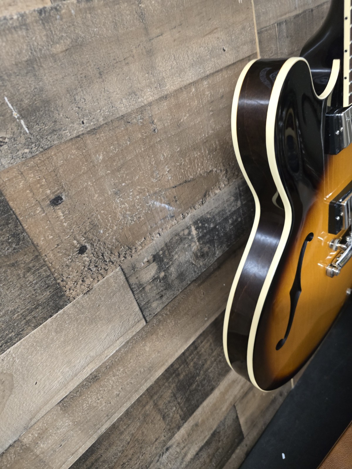 2023 Gibson ES-335 Semi-Hollow Electric Guitar Vintage Sunburst + OHSC. 7.5 Lb