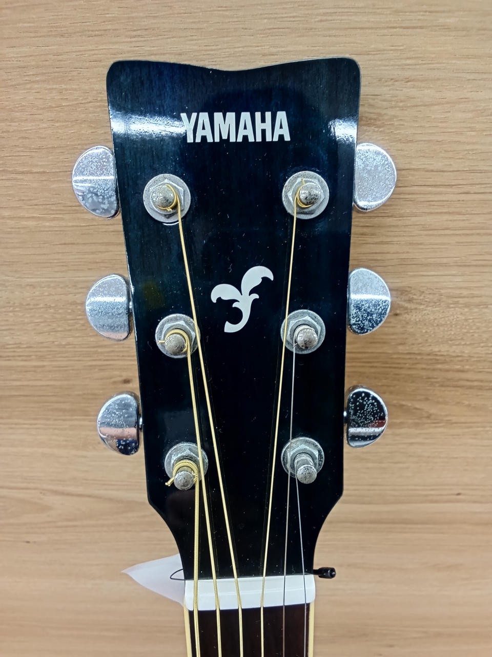 YAMAHA FS-820 acoustic guitar