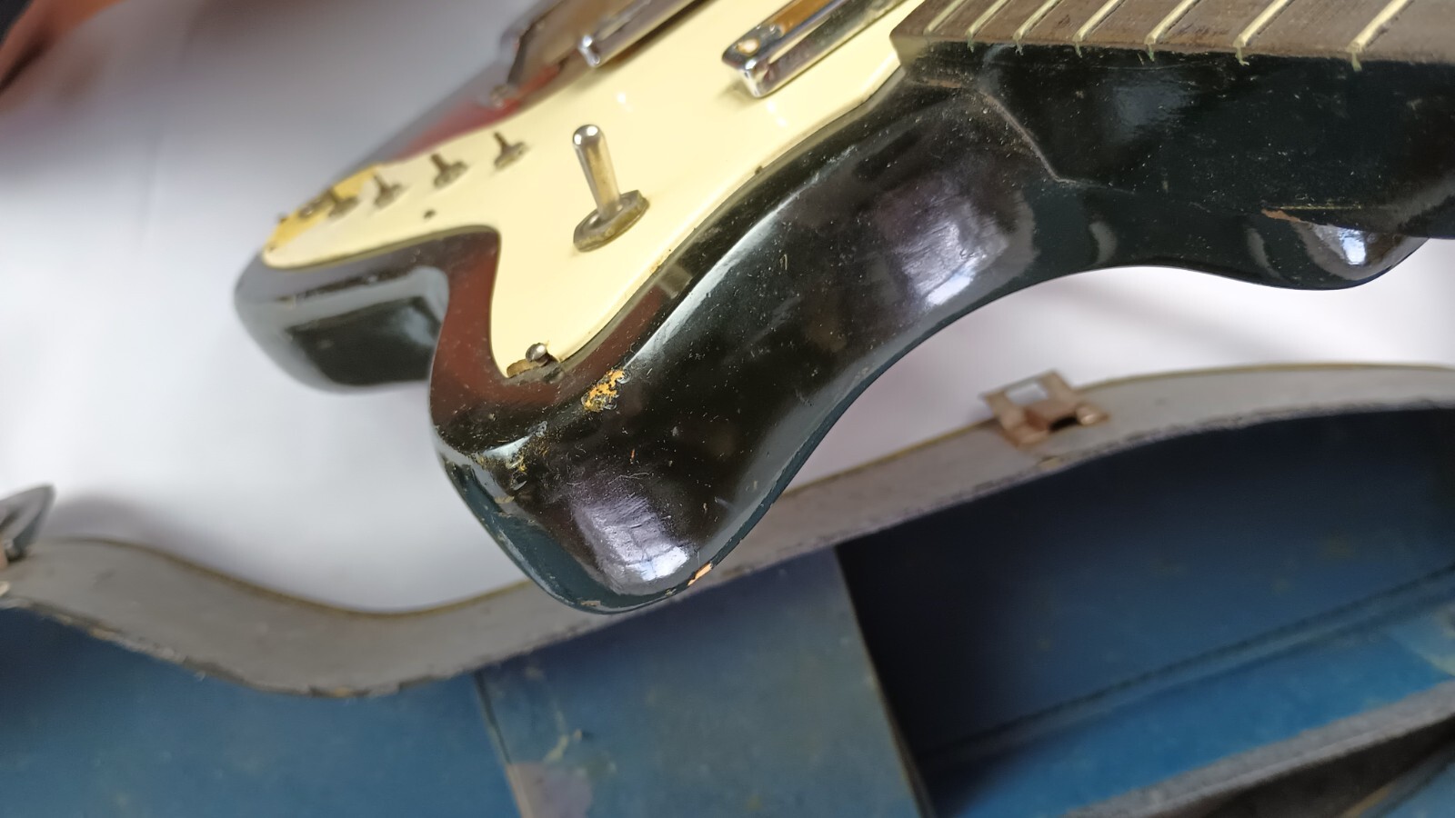 1960’s H15 Bobkat Holiday Brand Vintage Electric Guitar, Gold Foils & CASE
