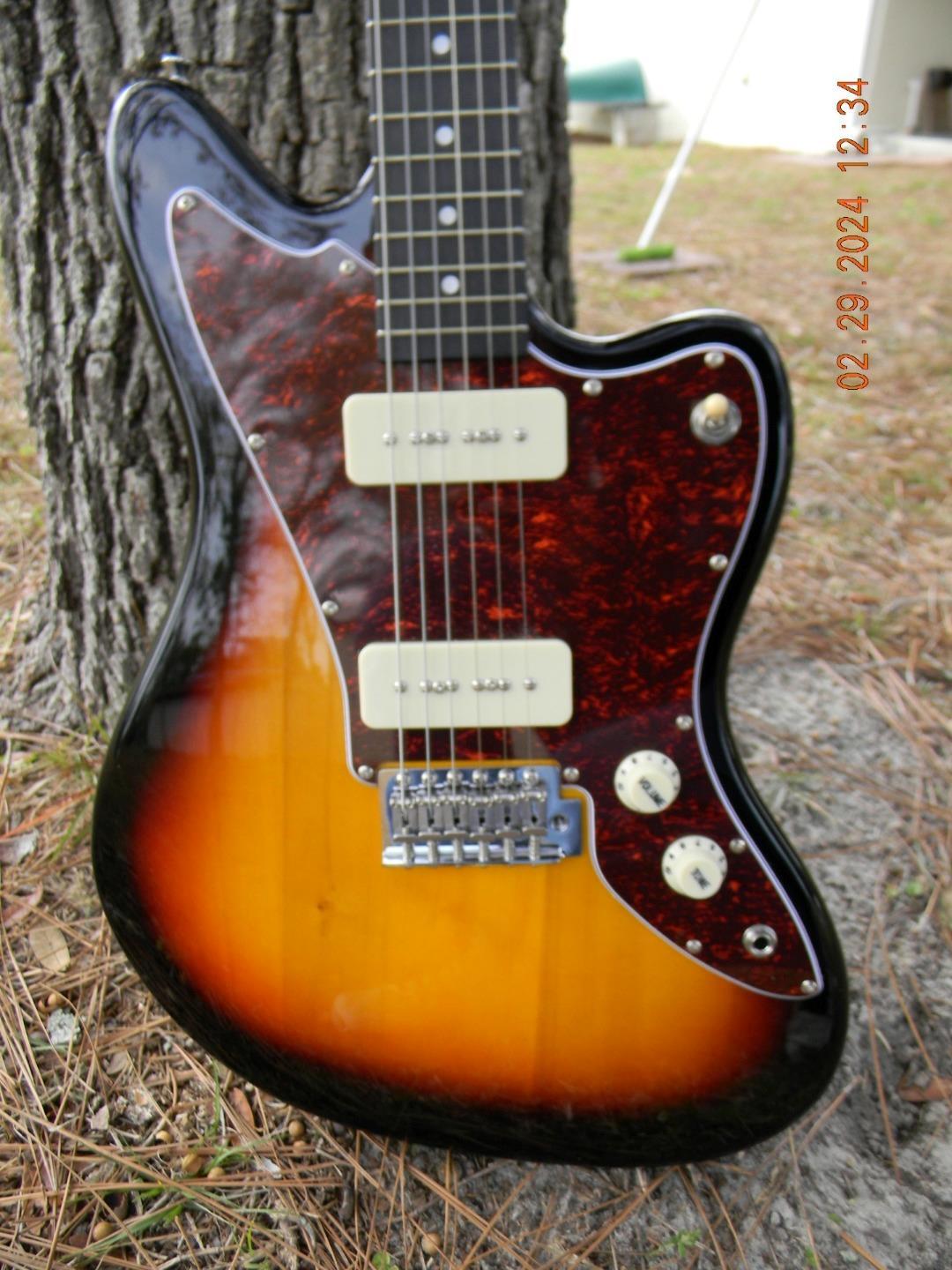 Monoprice Indio OS30 Offset , Hot Cream P90’s,Upgraded Capacitor, Gigbag,Nice