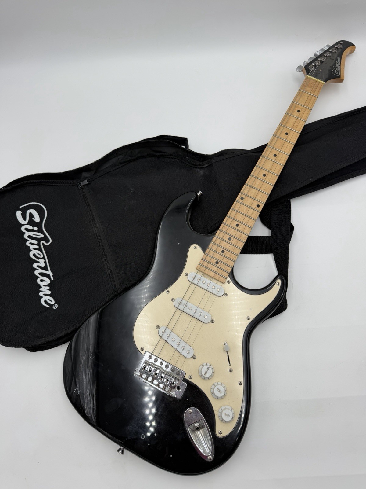 Silvertone Strat-style Electric Guitar Black With Case Needs 1 String Replaced