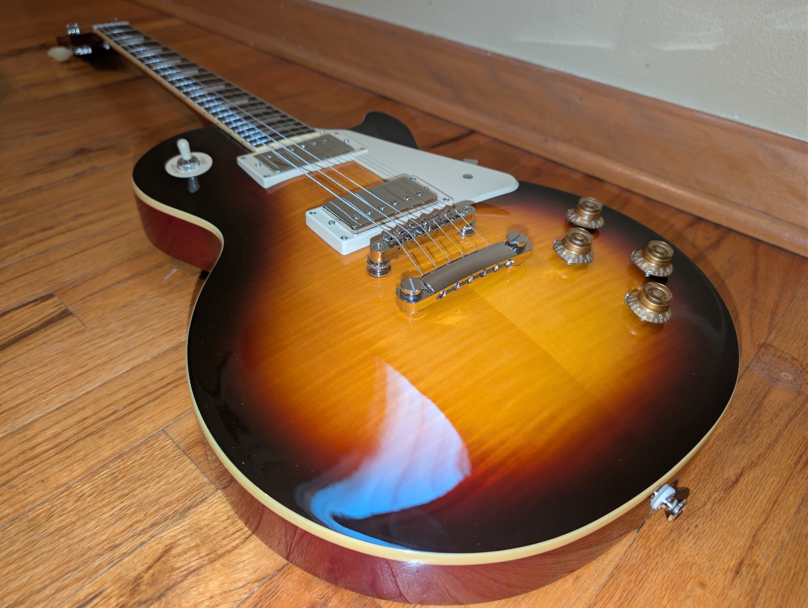 Epiphone Les Paul Standard 50s Figured Top, Bourbon Burst w/ locking Hard Case